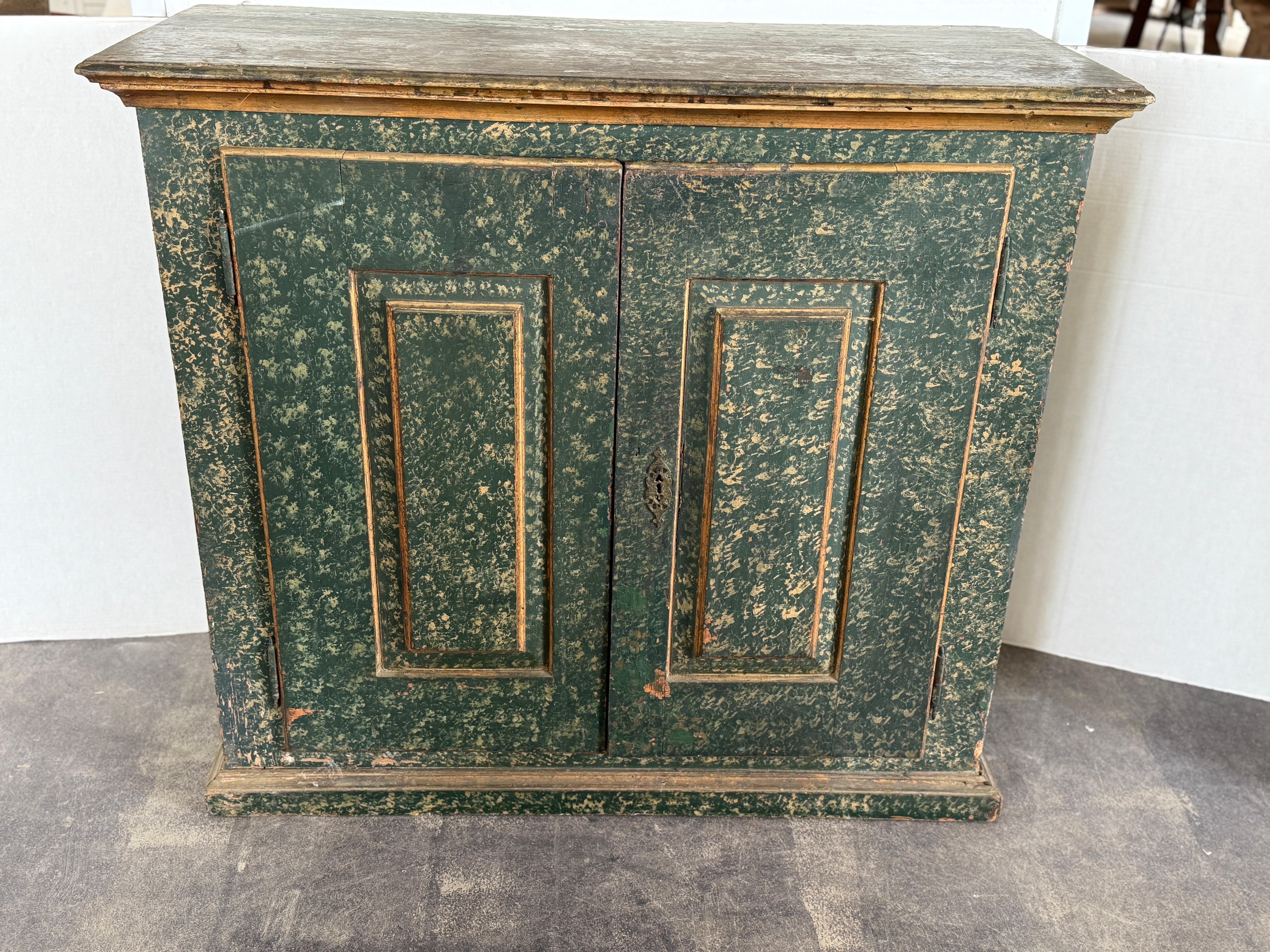 Dipinto a mano Piccolo buffet portoghese del XVIII secolo in marmo finto verde e oro in vendita