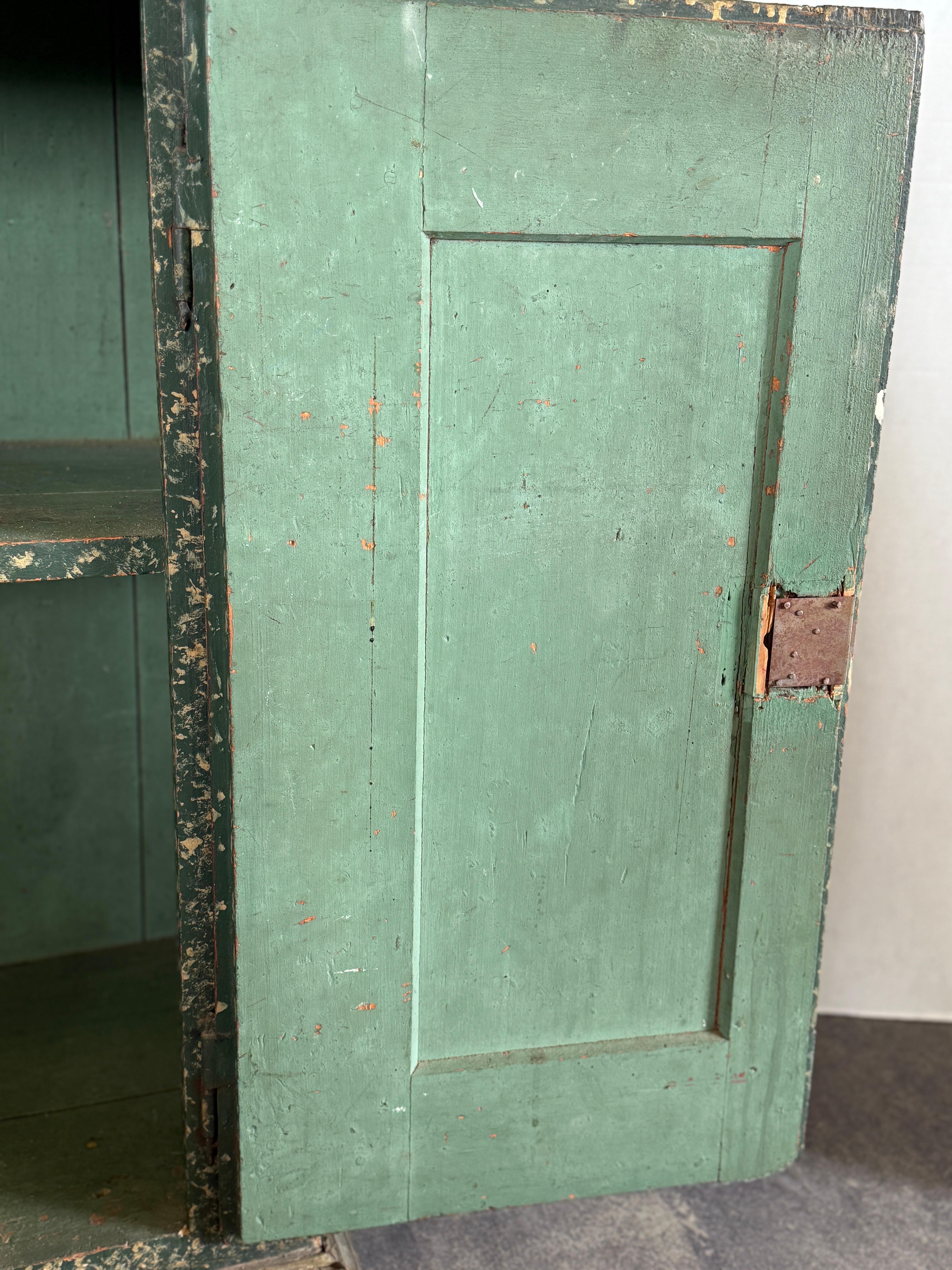 Legno Piccolo buffet portoghese del XVIII secolo in marmo finto verde e oro in vendita
