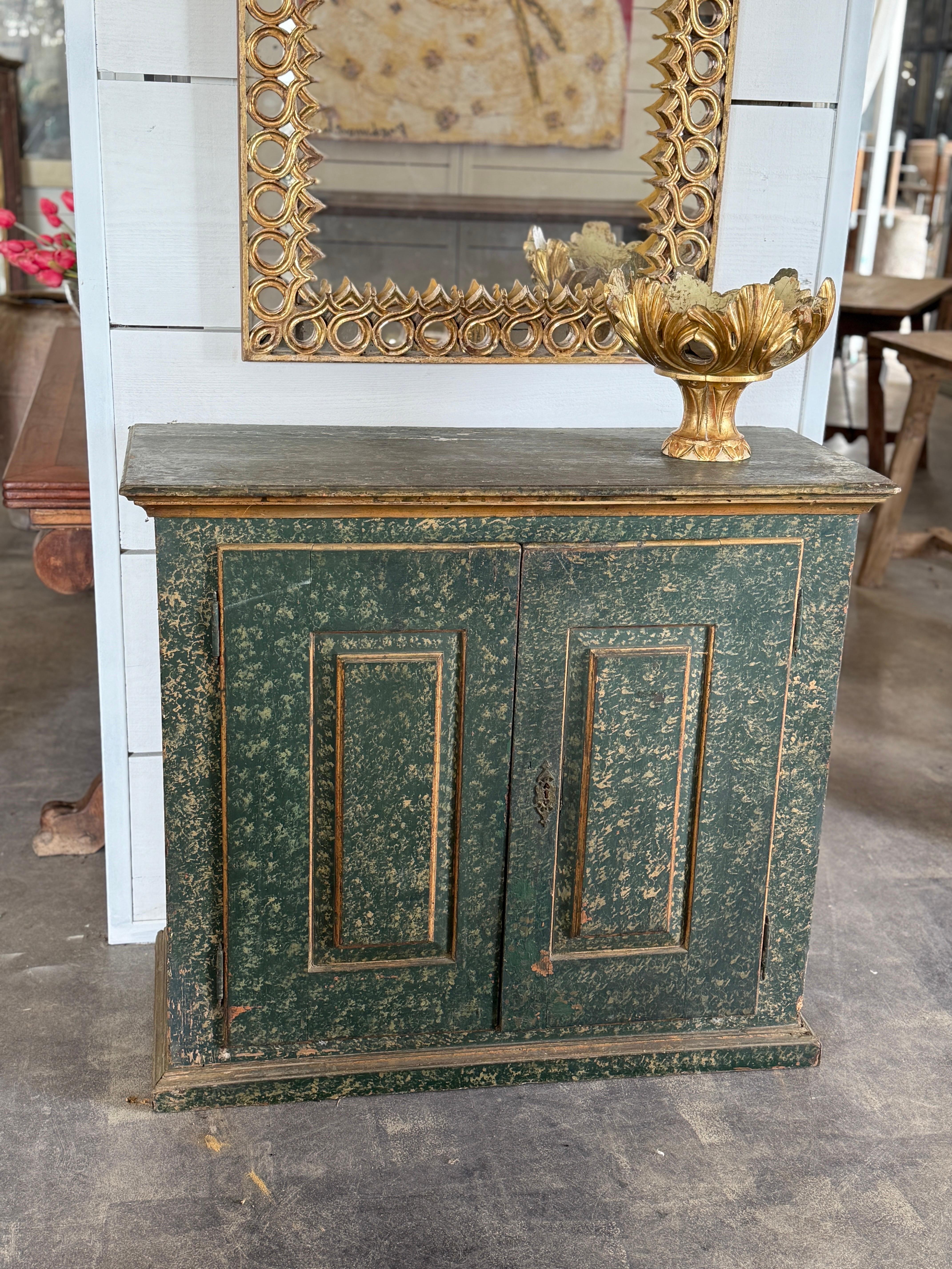 Piccolo buffet portoghese del XVIII secolo in marmo finto verde e oro in vendita 7