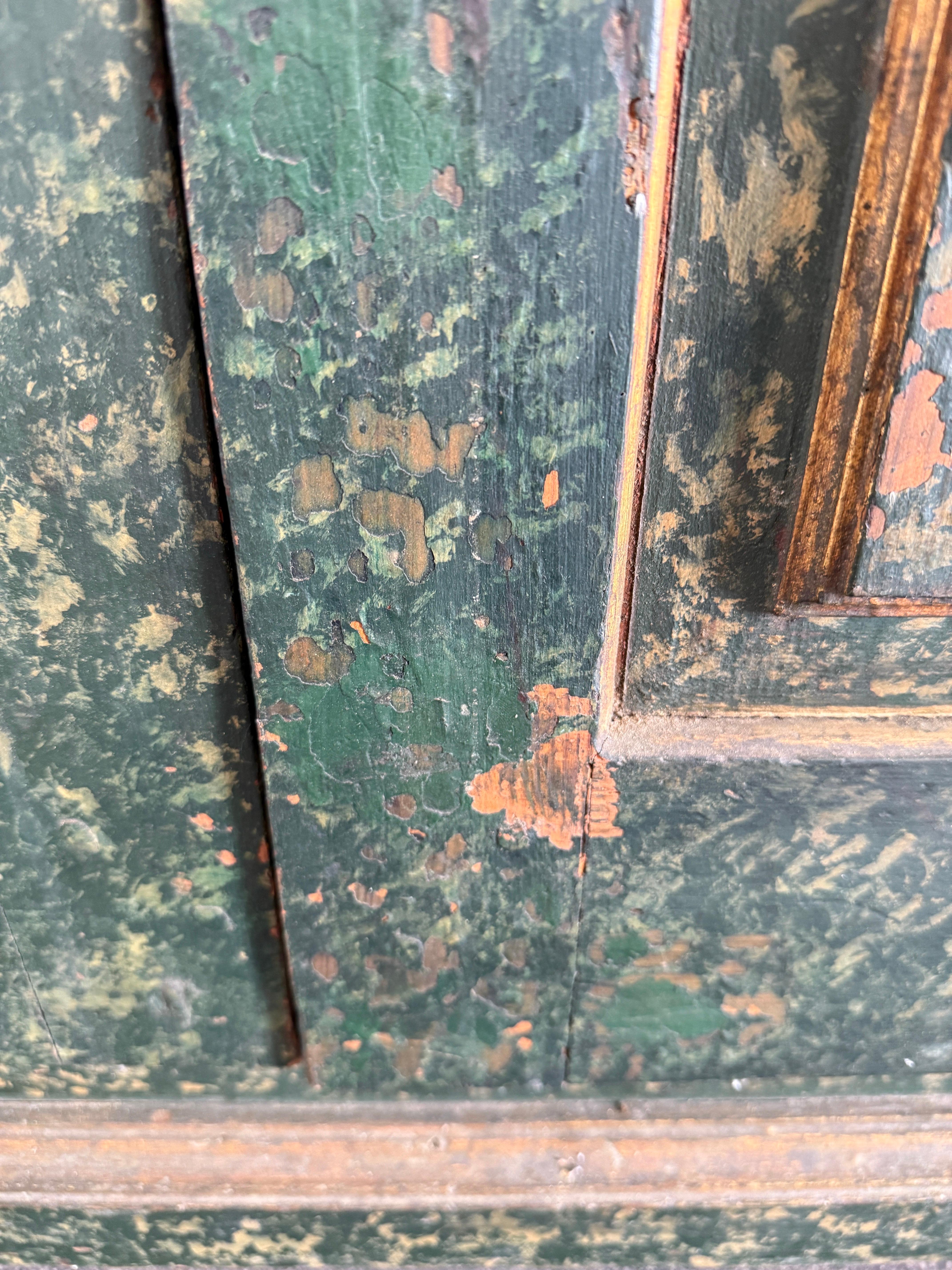 Piccolo buffet portoghese del XVIII secolo in marmo finto verde e oro in vendita 6