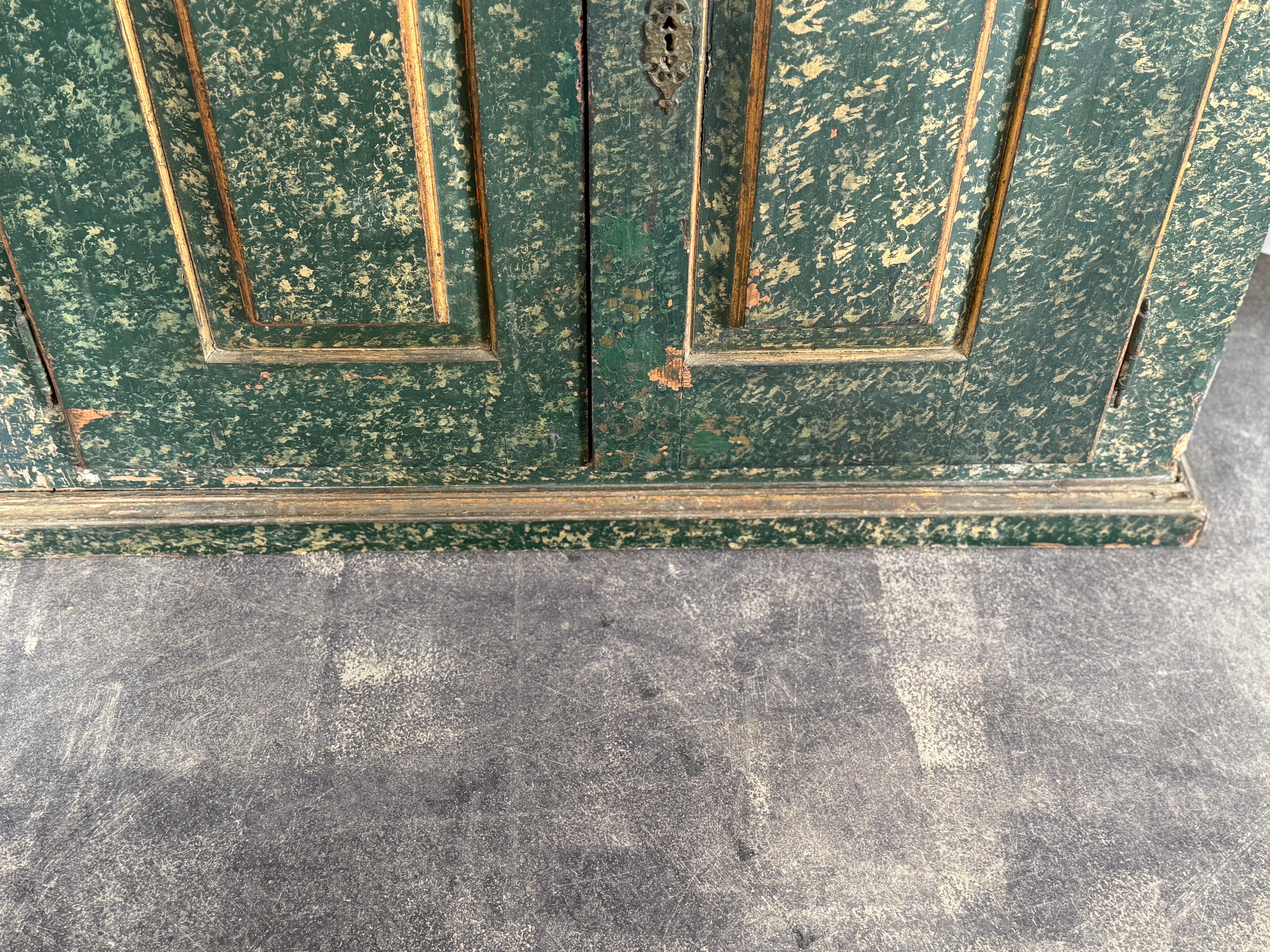 Piccolo buffet portoghese del XVIII secolo in marmo finto verde e oro in vendita 10