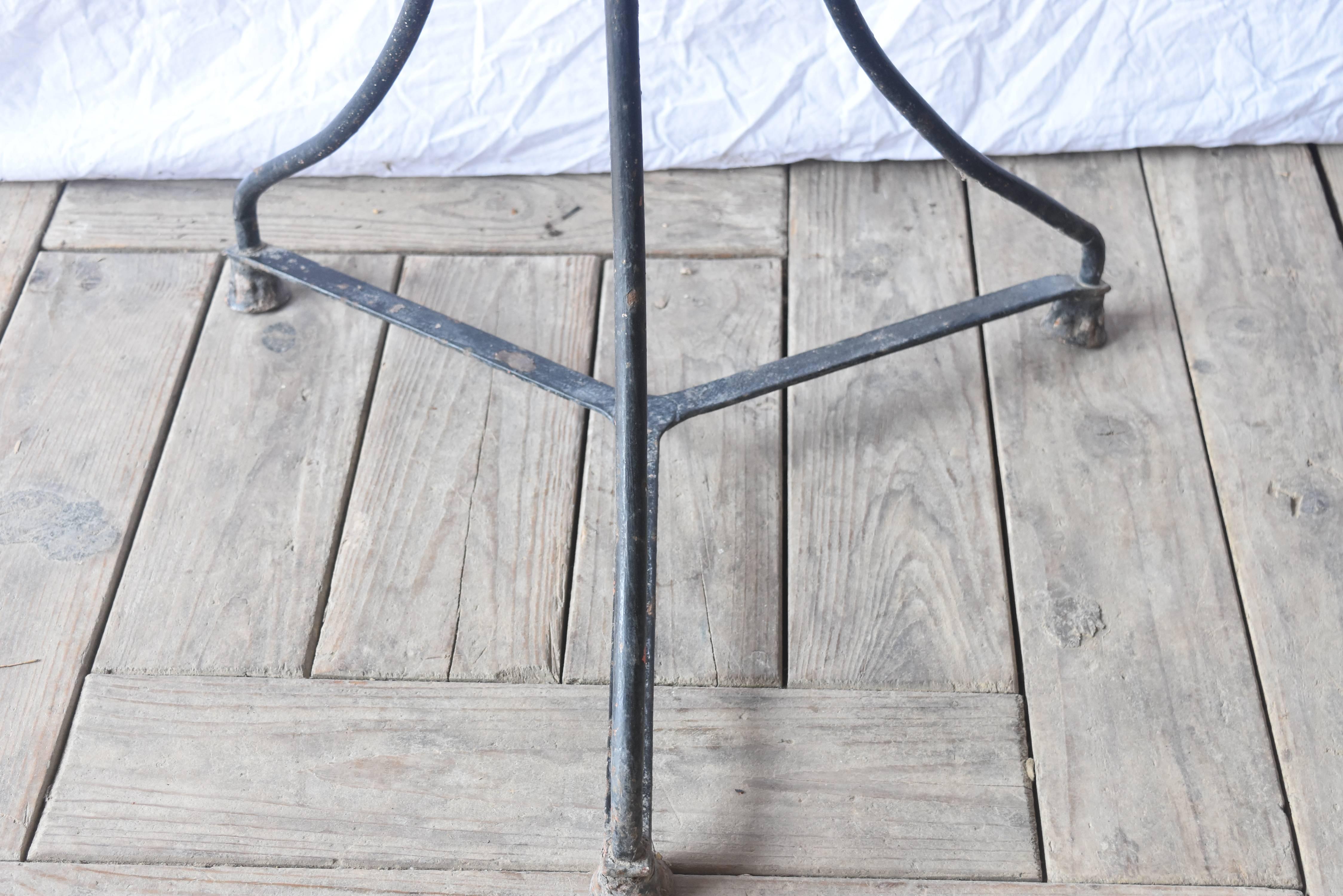 Late 19th Century French Iron Bistro Table Painted Black with White Marble Top (Französisch)