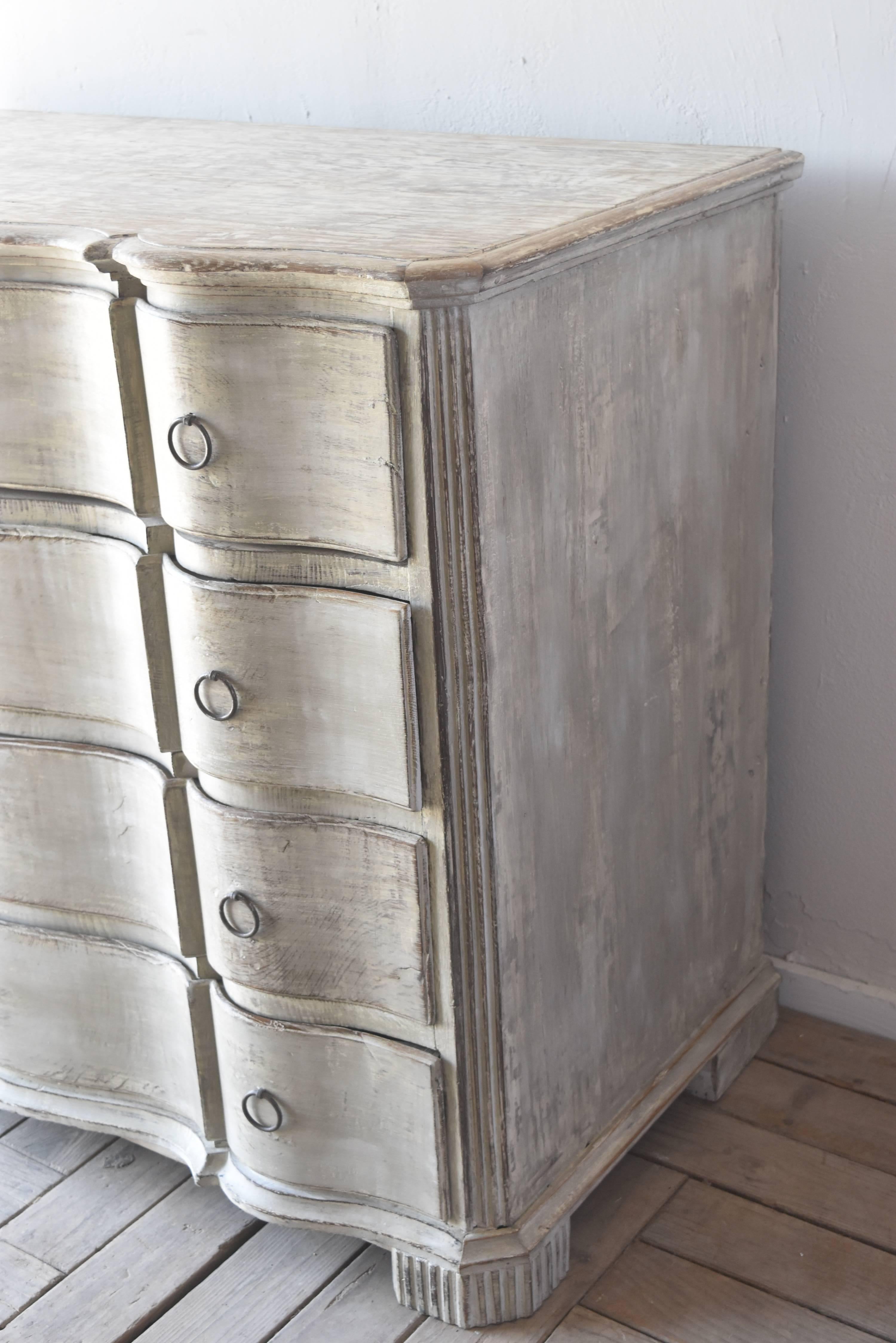 Early 19th Century Serpentine Danish Four-Drawer Painted Grayish White Chest For Sale 2