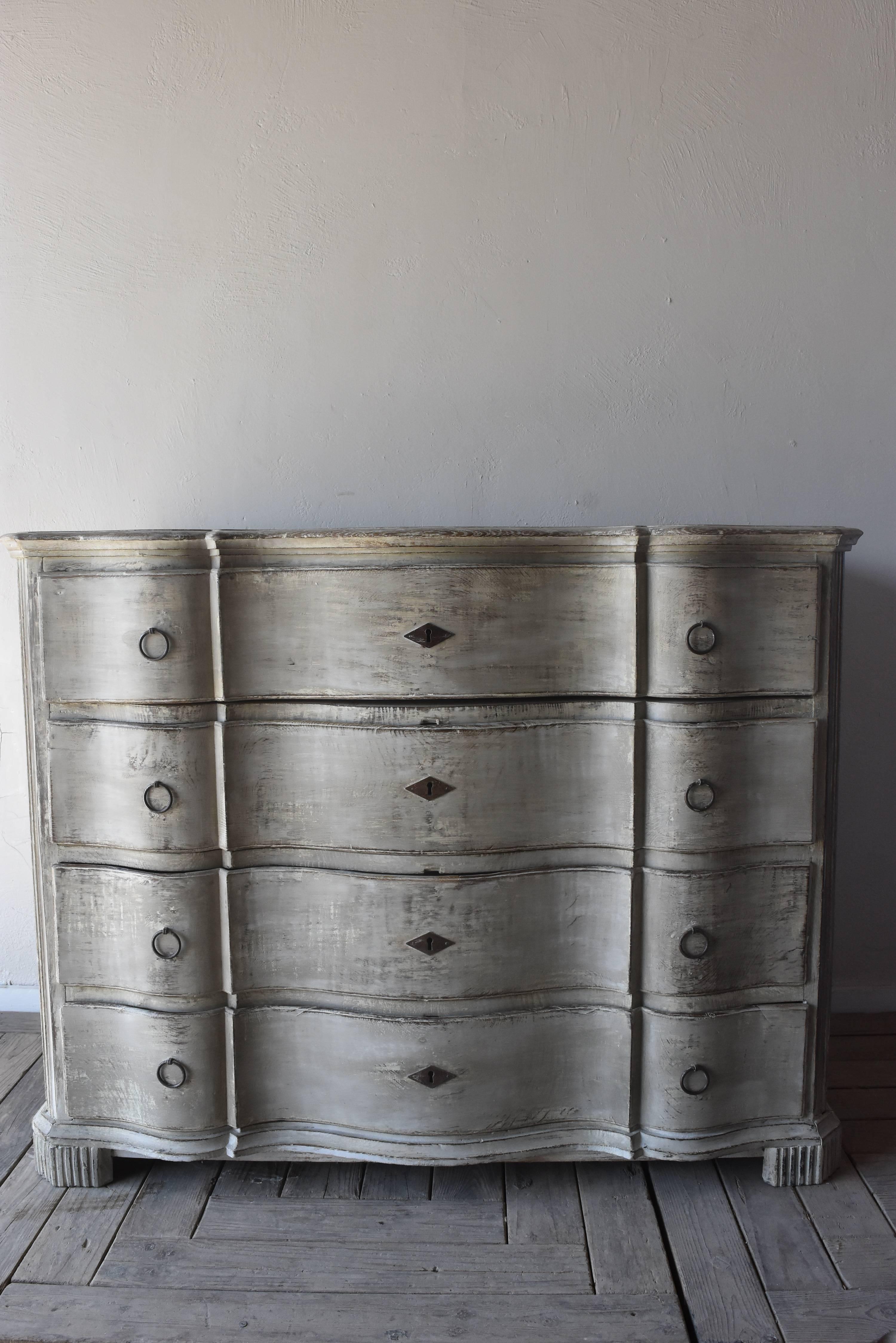 Early 19th Century Serpentine Danish Four-Drawer Painted Grayish White Chest For Sale 5