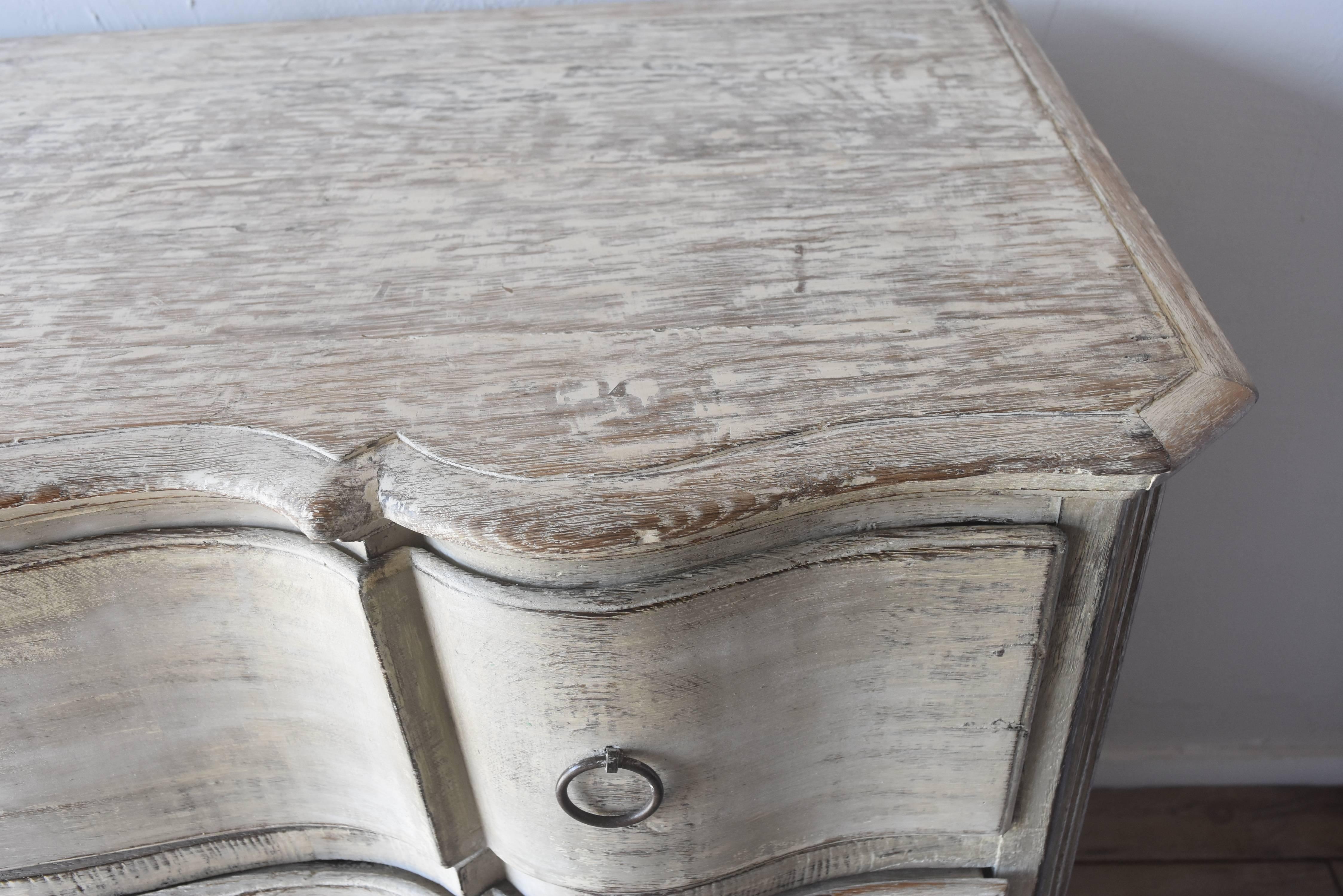 Early 19th Century Serpentine Danish Four-Drawer Painted Grayish White Chest For Sale 3