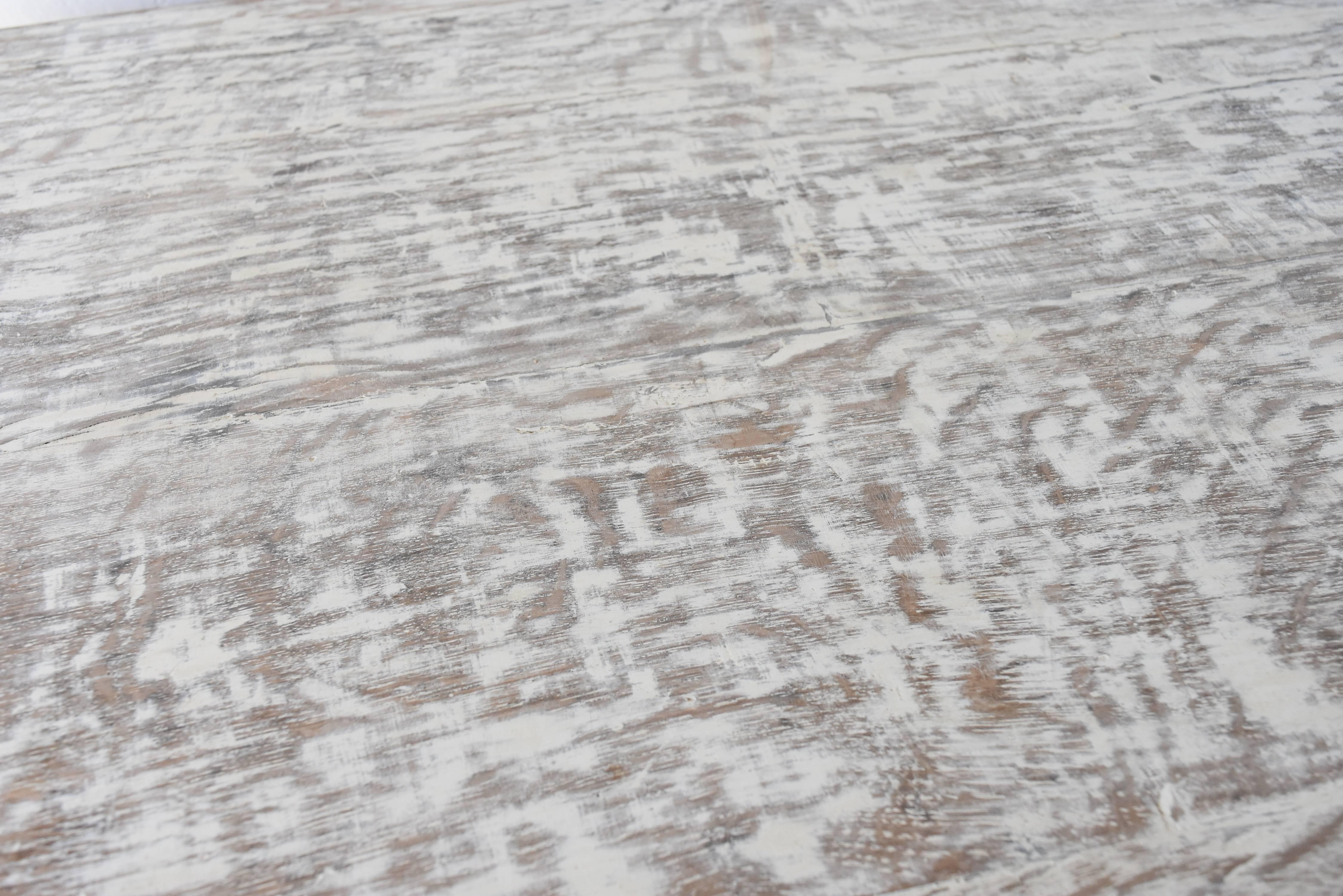 Commode danoise serpentine à quatre tiroirs peinte en blanc grisâtre du début du 19ème siècle en vente 2