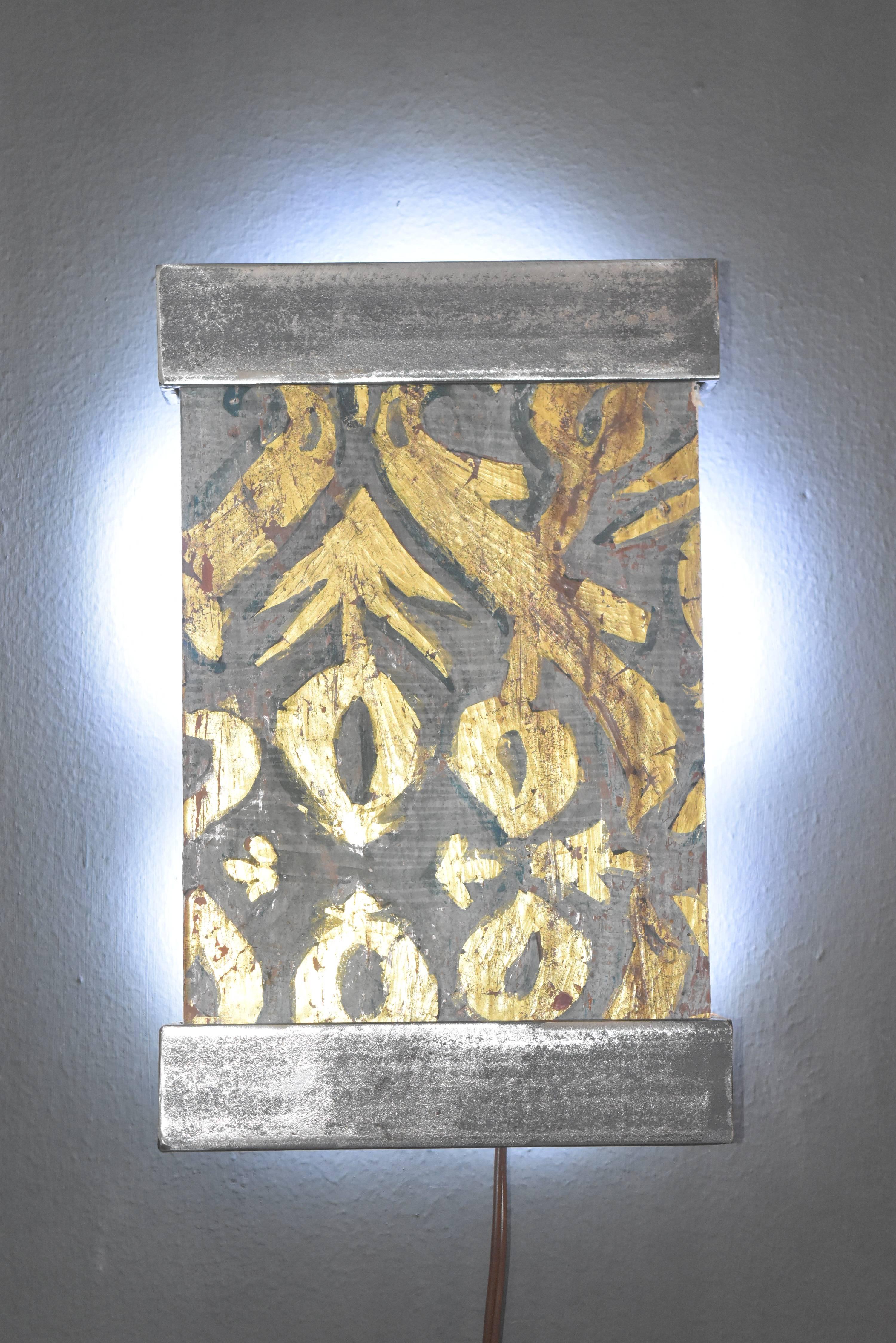 Die sind so wunderschön. Es handelt sich um vergoldete und blaue, handgemalte Tafeln, die ursprünglich von einem portugiesischen Altar stammten. Wir haben sie zu modernen Wandleuchtern umfunktioniert, die mit LED-Leuchten mit einer Lebensdauer von