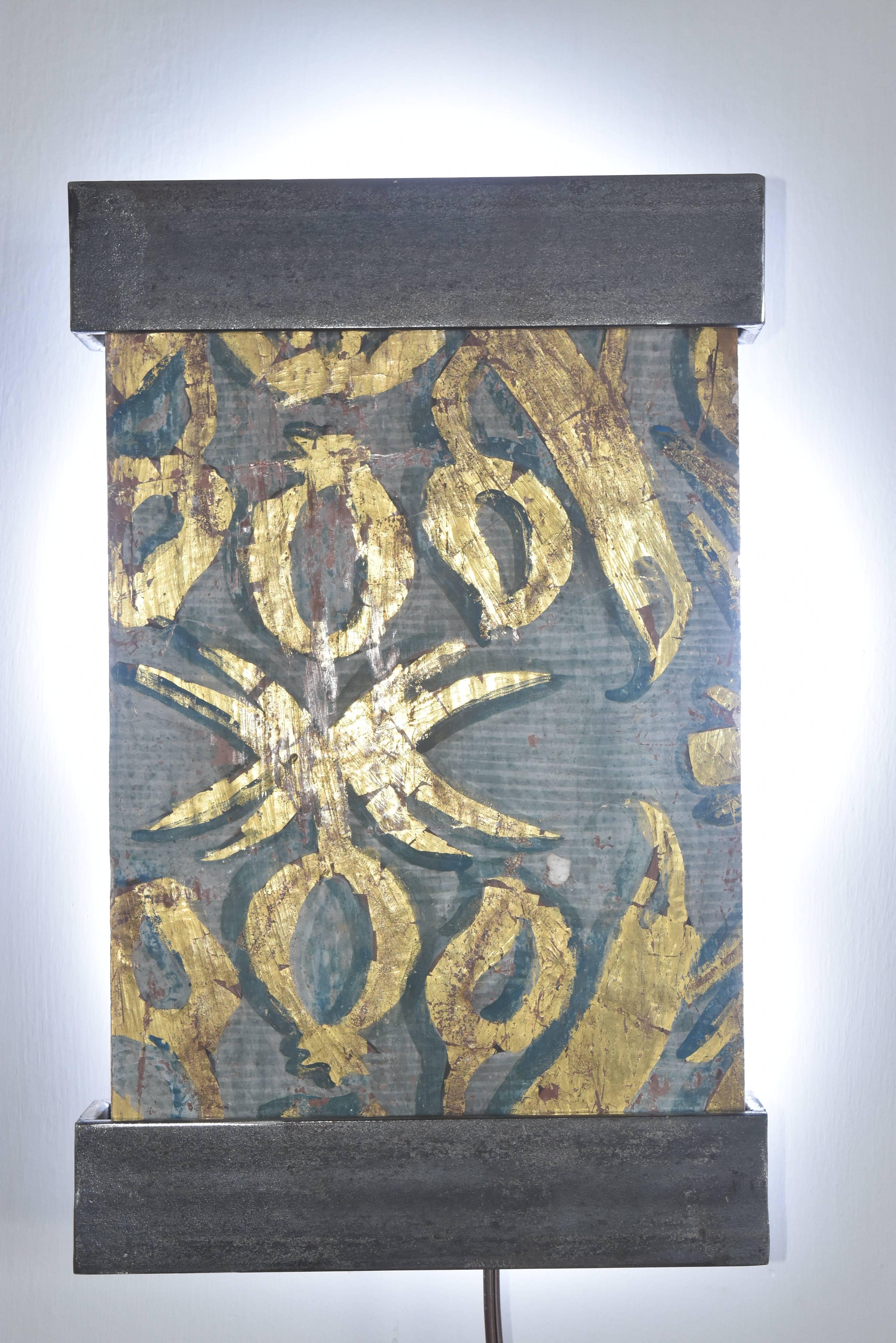 Moderne, rückseitig beleuchtete Wandleuchter aus Eisen, portugiesische Altarplatten aus dem 17. Jahrhundert (Portugiesisch) im Angebot