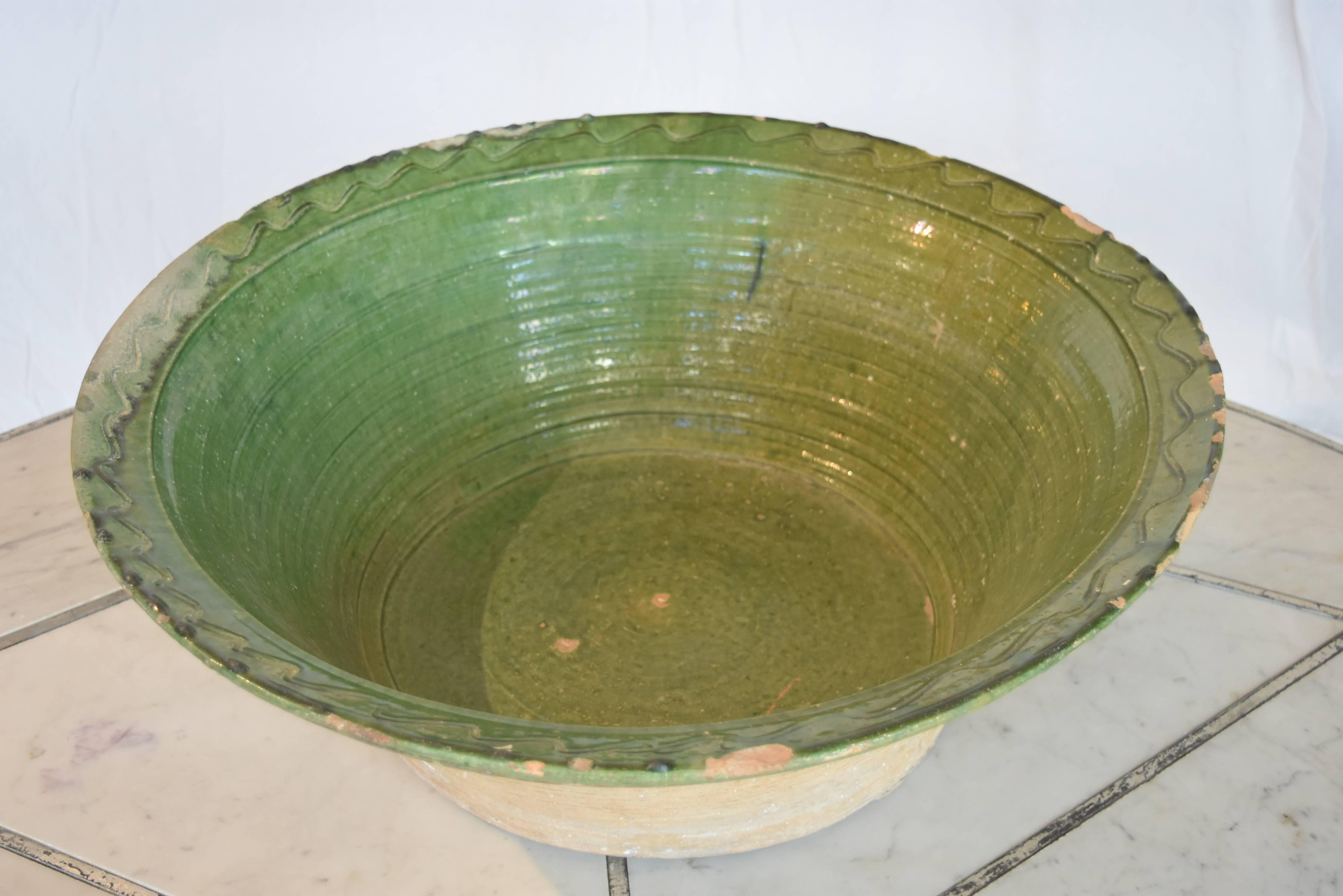 This Spanish bowl has a beautiful green color and in very good condition. These are used to hold fruits, veggies or anything for the kitchen. 