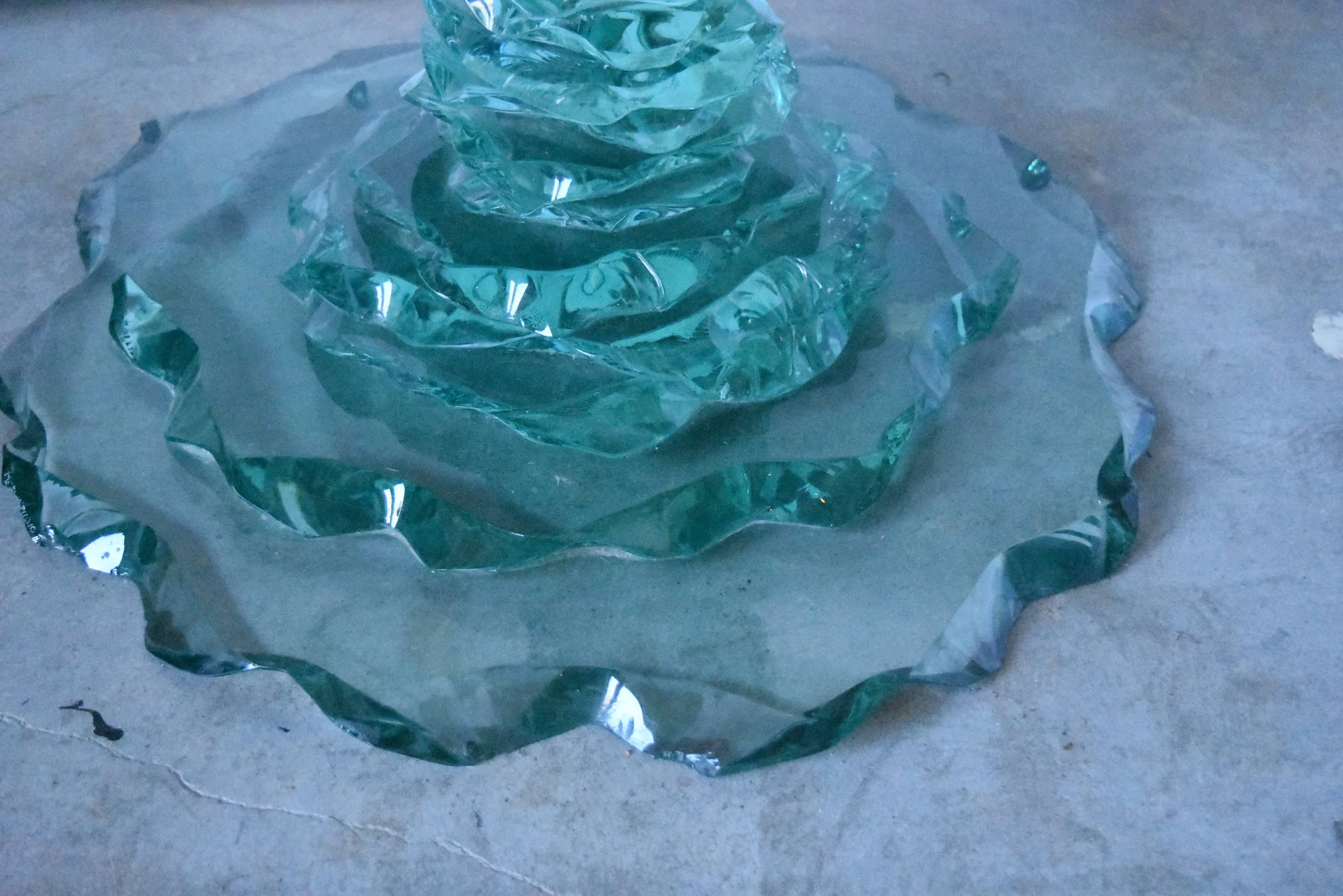 C'est une belle table en verre qui est signée Meeks Studio sur le fond. Il s'agit d'une table conçue par l'artiste texan Bill Meeks, connu pour ses sculptures en verre.
La dimension du plateau est de 38 de large x 34 de profond x 28,25 de haut.