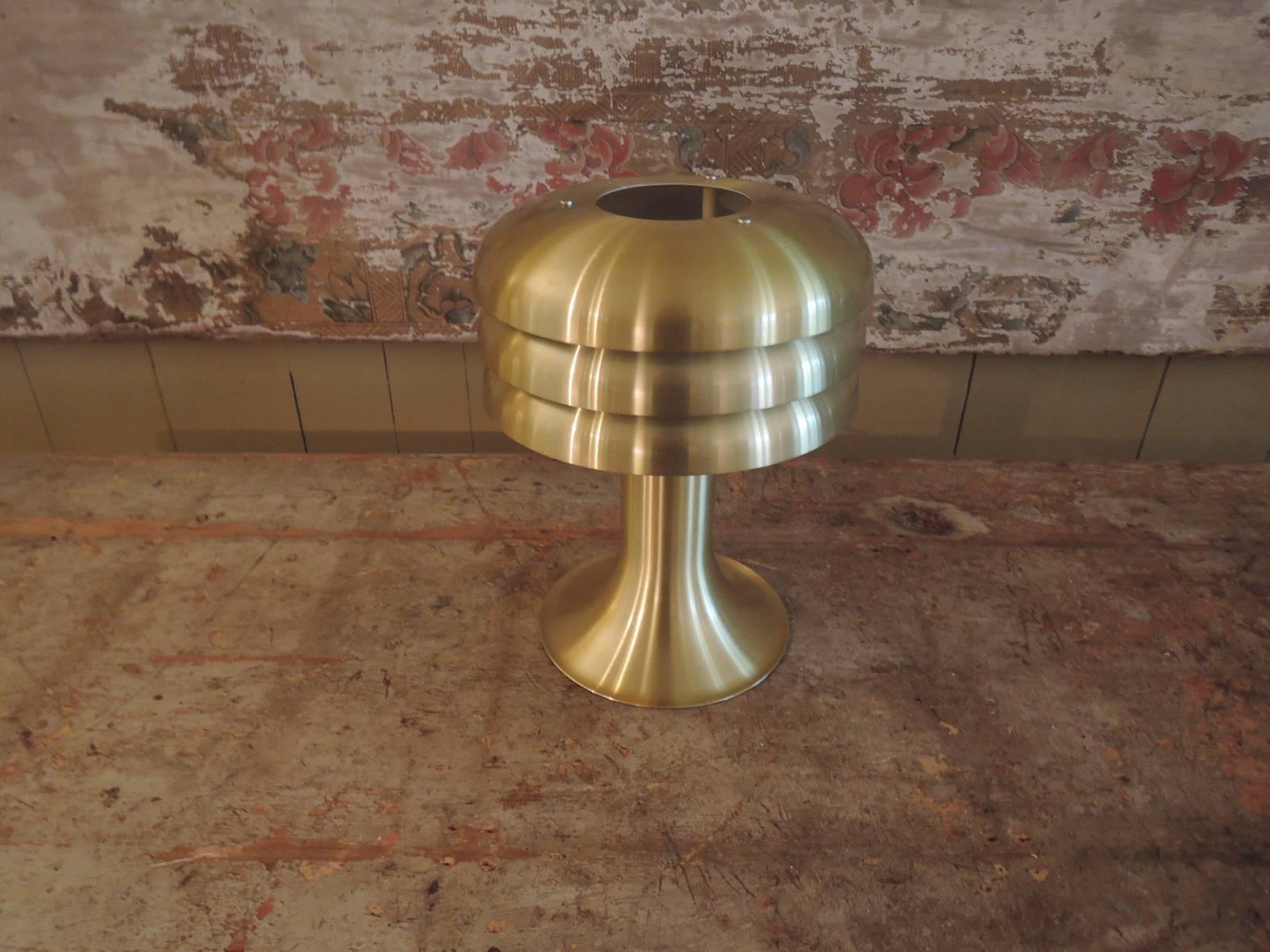 Nice table lamp in brushed gold aluminium. Model BN25.
Designed by Hans-Agne Jakobsson, Sweden, circa 1974 and produced by Markyard. (original label).
The lamp is fully working and in good vintage condition.
Some age related marks and surface
