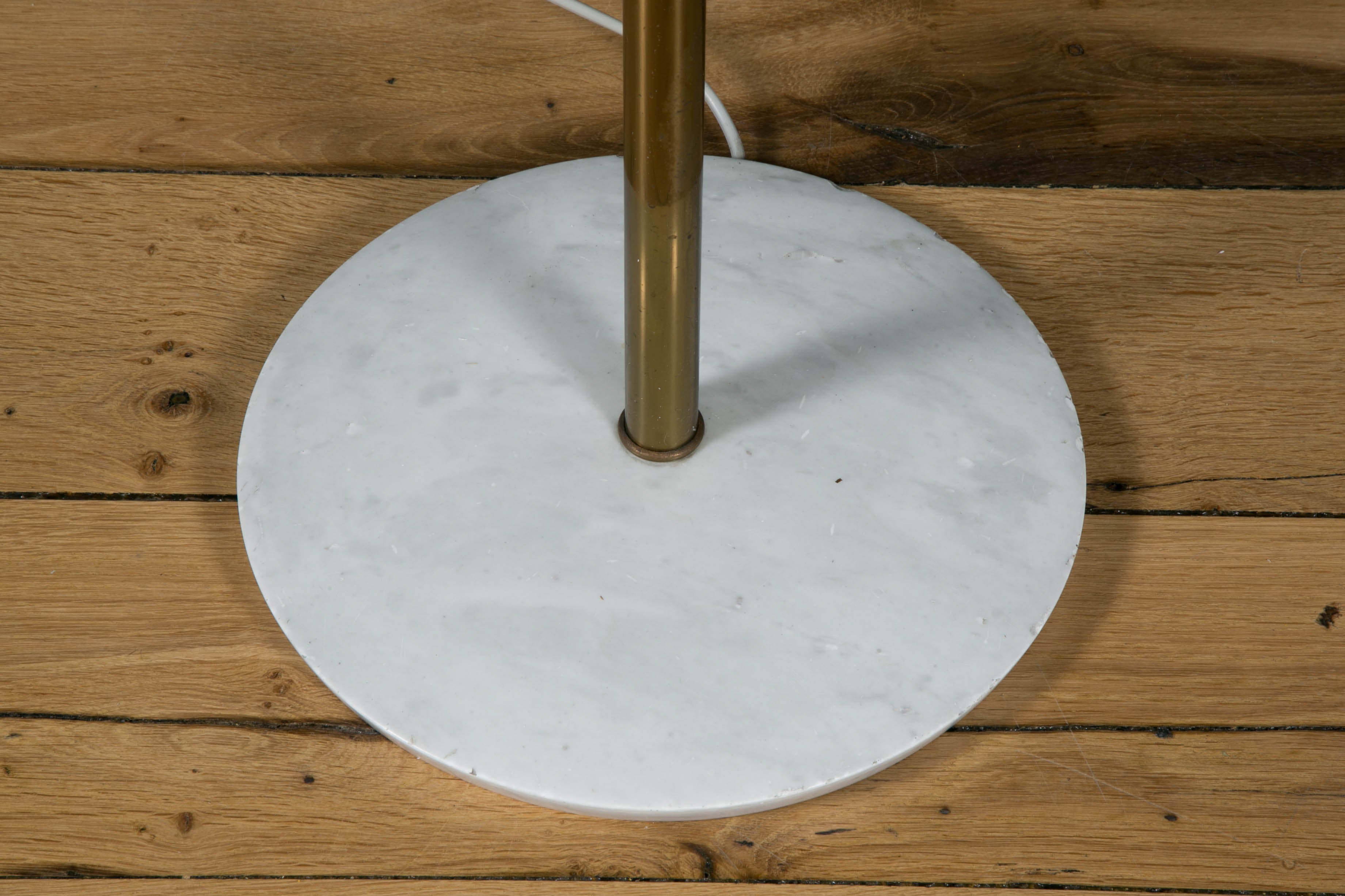 The stem is supported by a white marble base, and is in brass with black varnished end. The 5 opaline shades are attached with 3 brass sticks each.
It is very tall which gives an elegant proportion to the piece.
Original switch in brass.
Italian