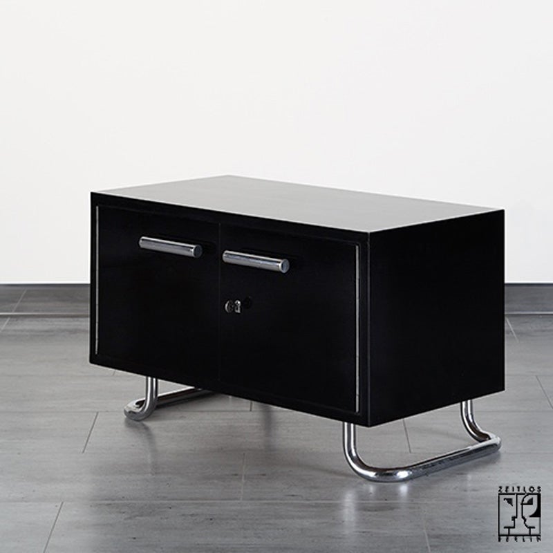 L'armoire offerte de Bauhaus a été fabriquée par le célèbre moderniste  dans les années 1930, la manufacture de meubles Hynek Gottwald. Il a été rénové dans un atelier de restauration par des artisans qui sont encore capables de travailler dans la