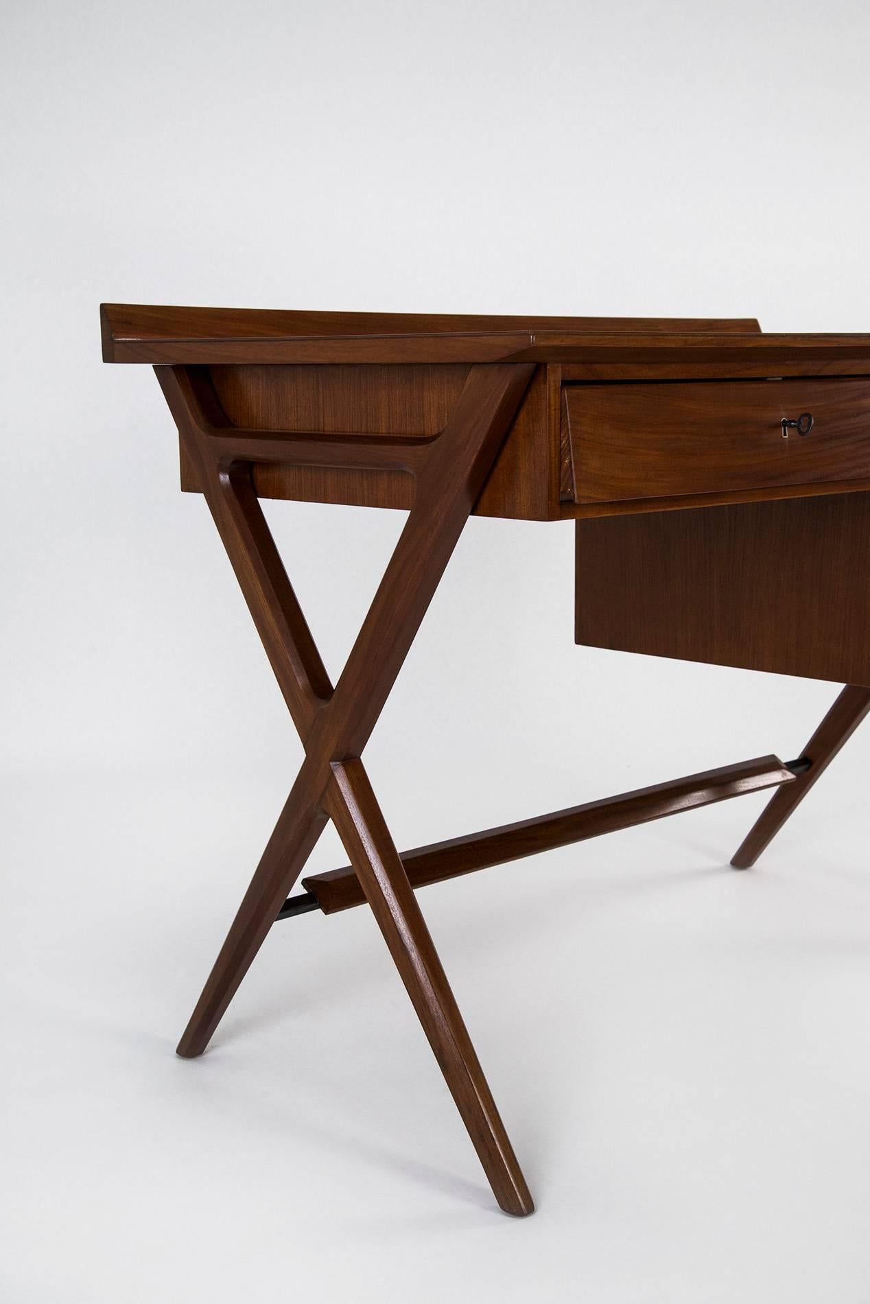 Pair of Impressive Mahogany Desks, Italy, 1950s In Excellent Condition In Milan, IT