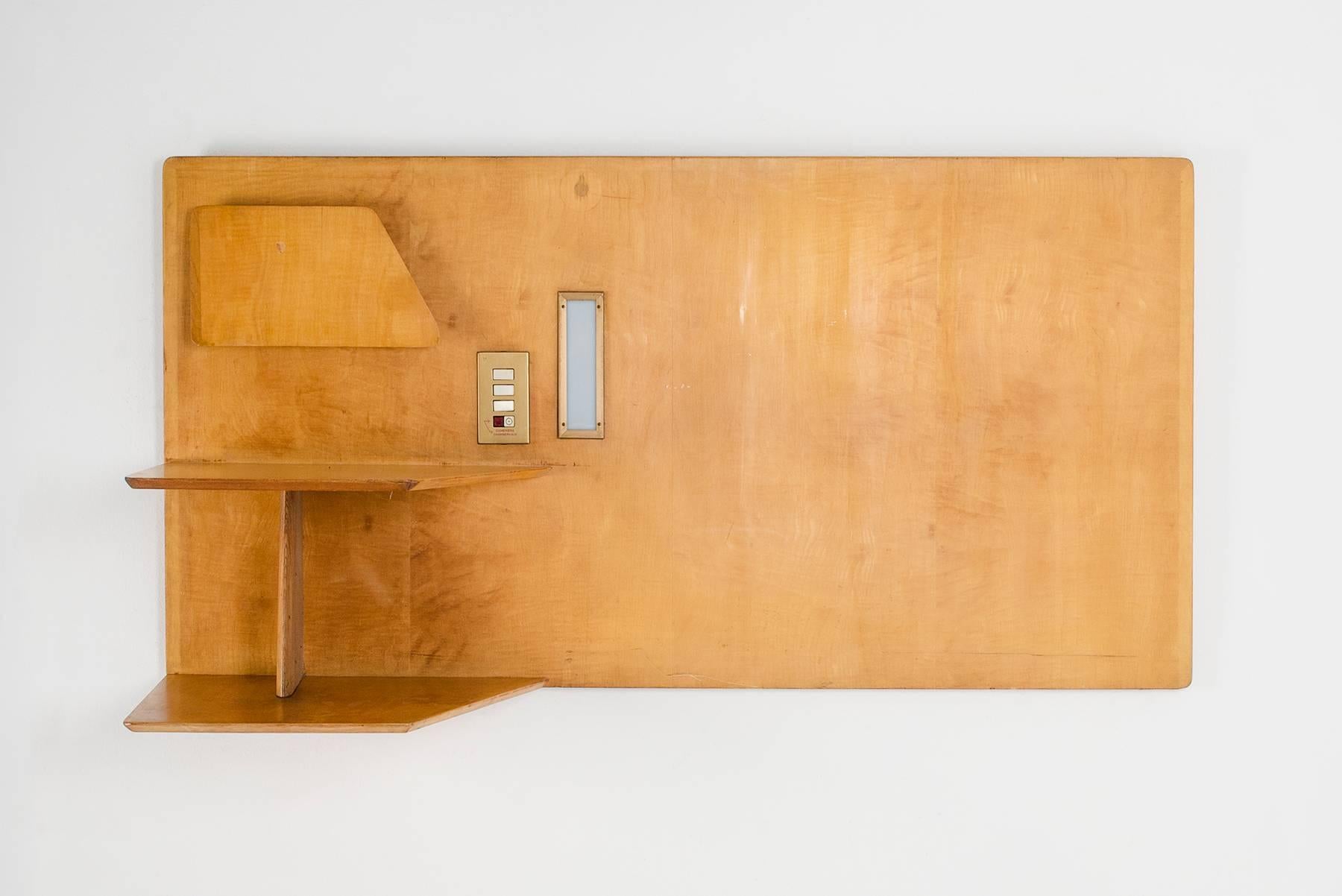 Testiera disegnata da Gio Ponti e prodotta da Dassi nel 1953, realizzata in esclusiva per l'Hotel Royal Continental di Napoli, di cui Gio Ponti era responsabile del design degli interni. La struttura è realizzata in legno d'acero e presenta