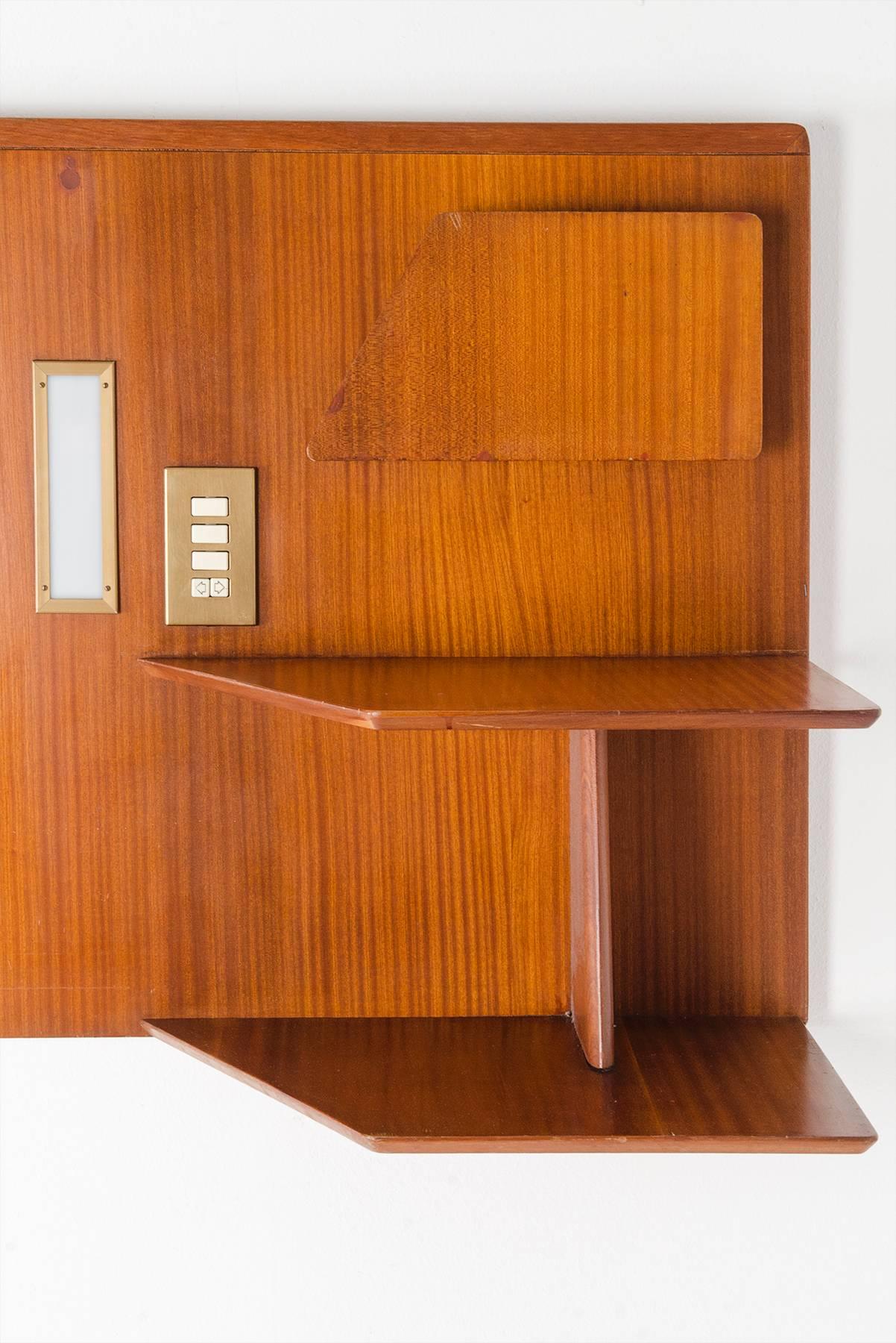 Headboard designed by Gio Ponti and manufactured by Dassi in 1953, exclusively made for the Hotel Royal Continental in Naples, of which Gio Ponti was in charge of the interior design. The structure is made of mahogany and it has the original
