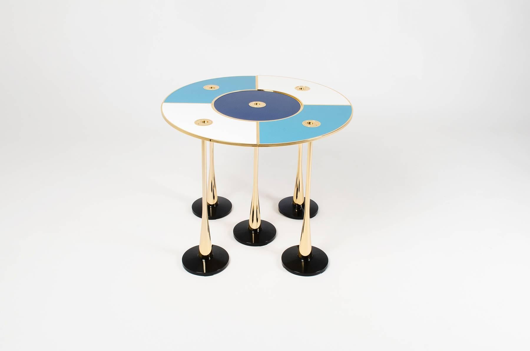 Created to respond to the practical concept of portability, the Perspectiva tables, designed by Fedele Papagni and manufactured by Fragile Edizioni, incorporate a foldaway hook, which means they can be easily lifted and moved. They might be