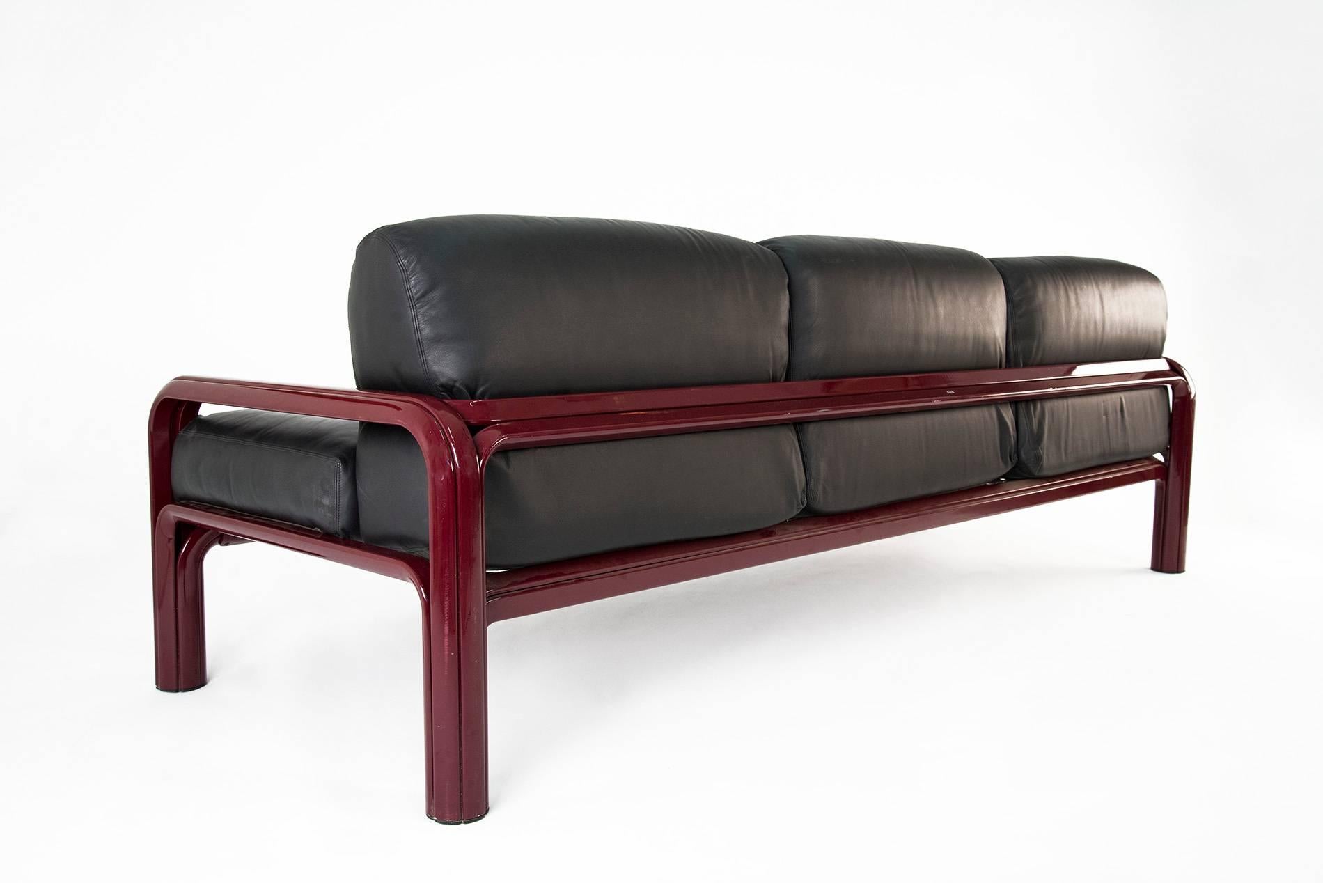 Three-seat sofa designed by Gae Aulenti for Knoll in 1976. Bordeaux lacquered extruded steel structure with black leather upholstery. Manufacturer's mark on the back. Good original vintage conditions.