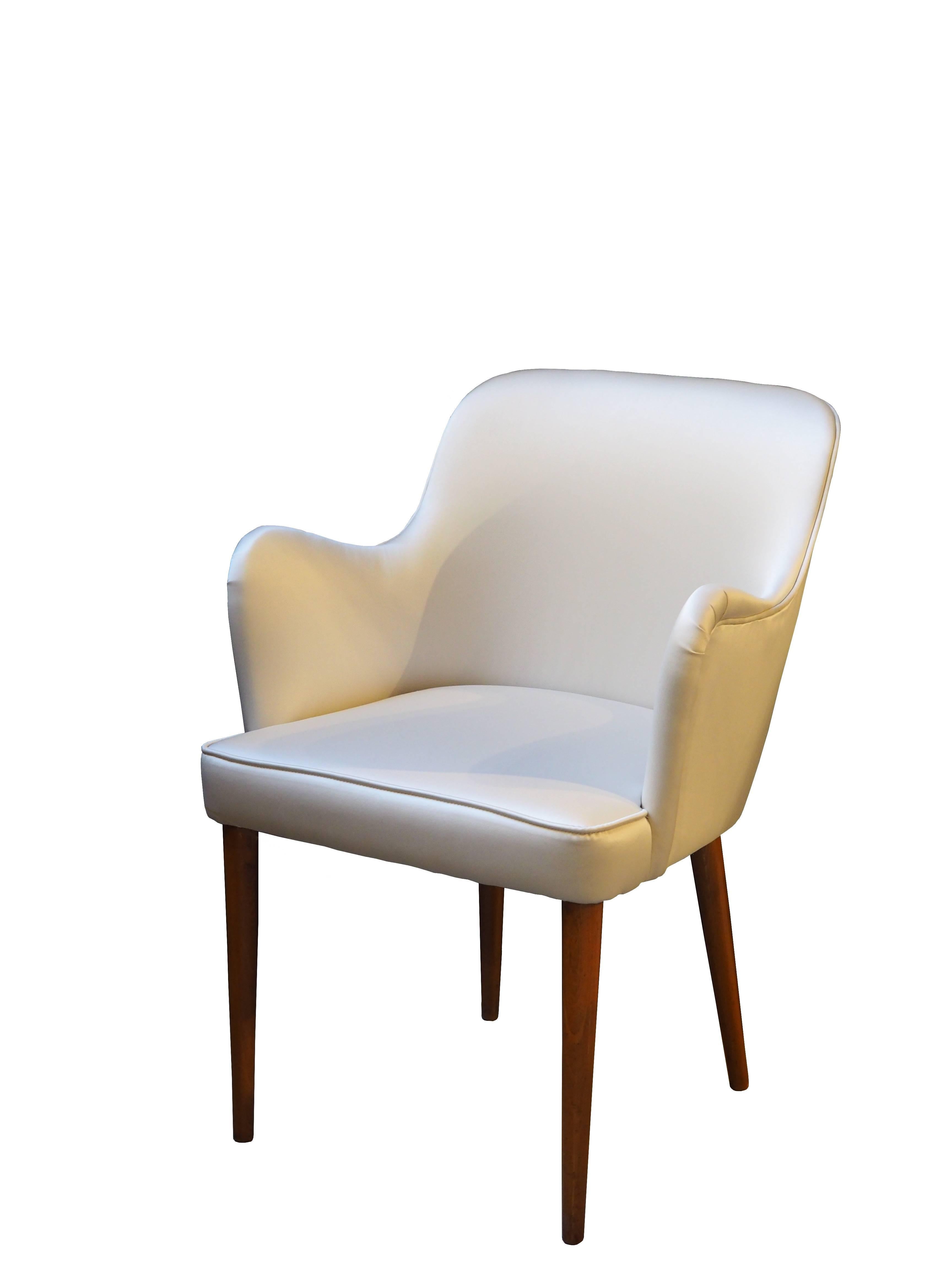 Set of two walnut armchairs, cream silk upholstered.
Designed by Osvaldo Borsani,
1950s.
Measures: H cm 80 x W cm 57 x D cm 57, seat height H cm 45.