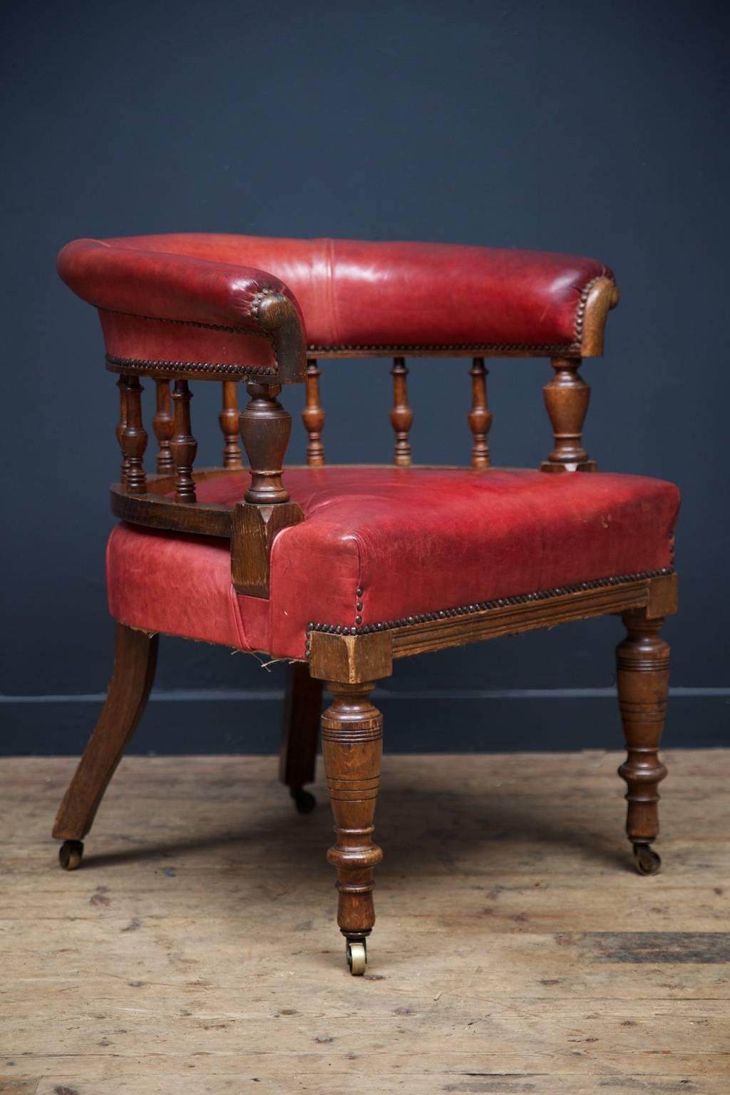 A mid-19th century upholstered mahogany desk chair.

The red leather is supple and of good color, frame and castors are unrestored, comfortable and cool,

English, 1850s.

Measure: H 82, W 70, D 61 cm.

Seat height 53 cm.