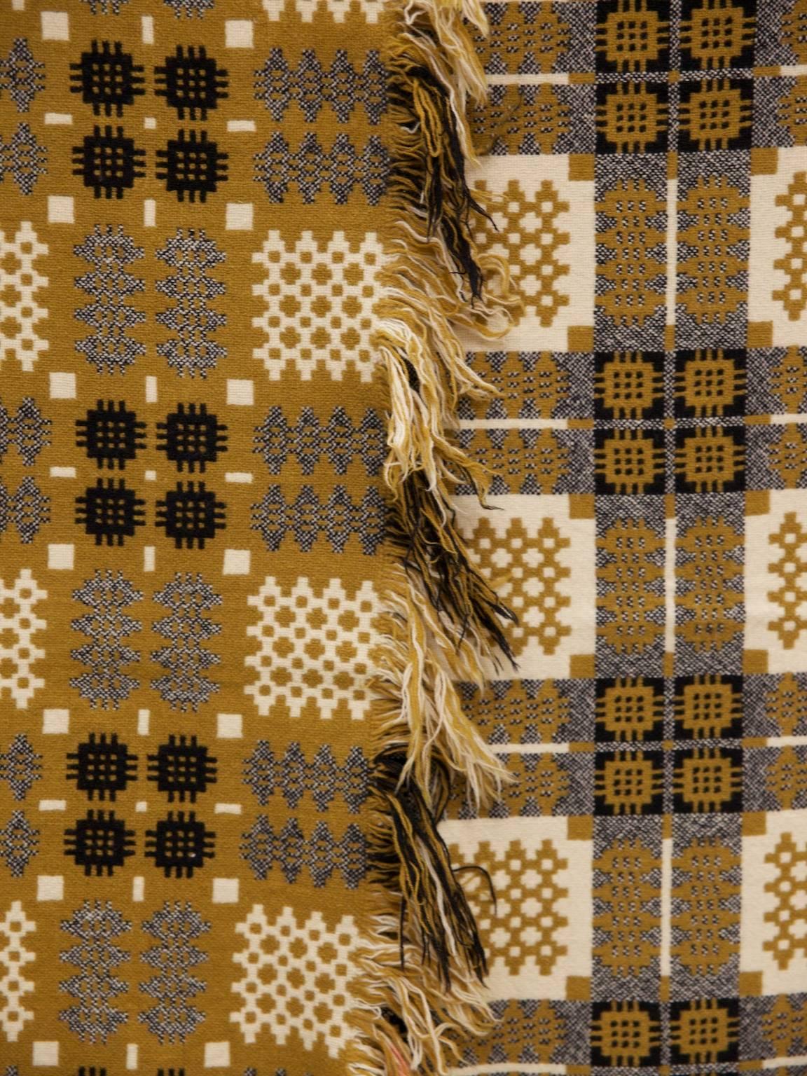 Really nice double sided Welsh tapestry blanket.

Welsh 1960s.

Excellent color and condition.
       
