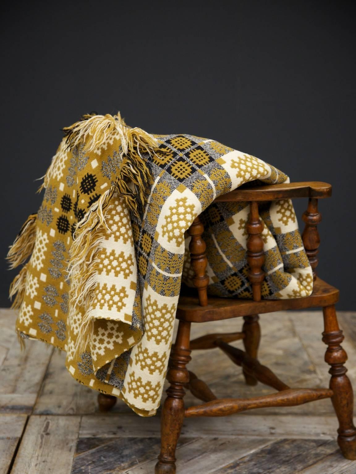 Gold and Black Welsh Blanket In Excellent Condition In Llandudno, Conwy