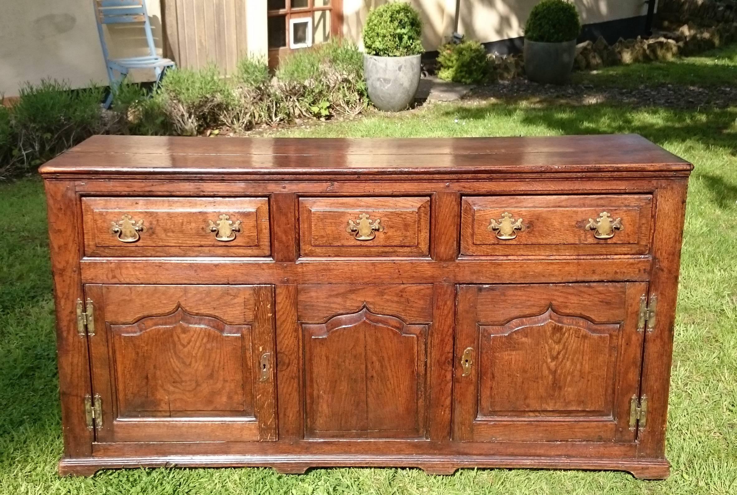 18th Century Dresser with Cupboards and Drawers In Excellent Condition In Gloucestershire, GB