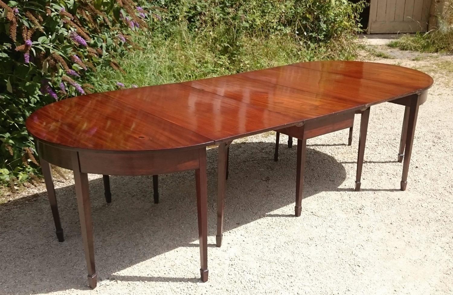 18th Century Antique Mahogany Dining Table For Sale at 1stdibs