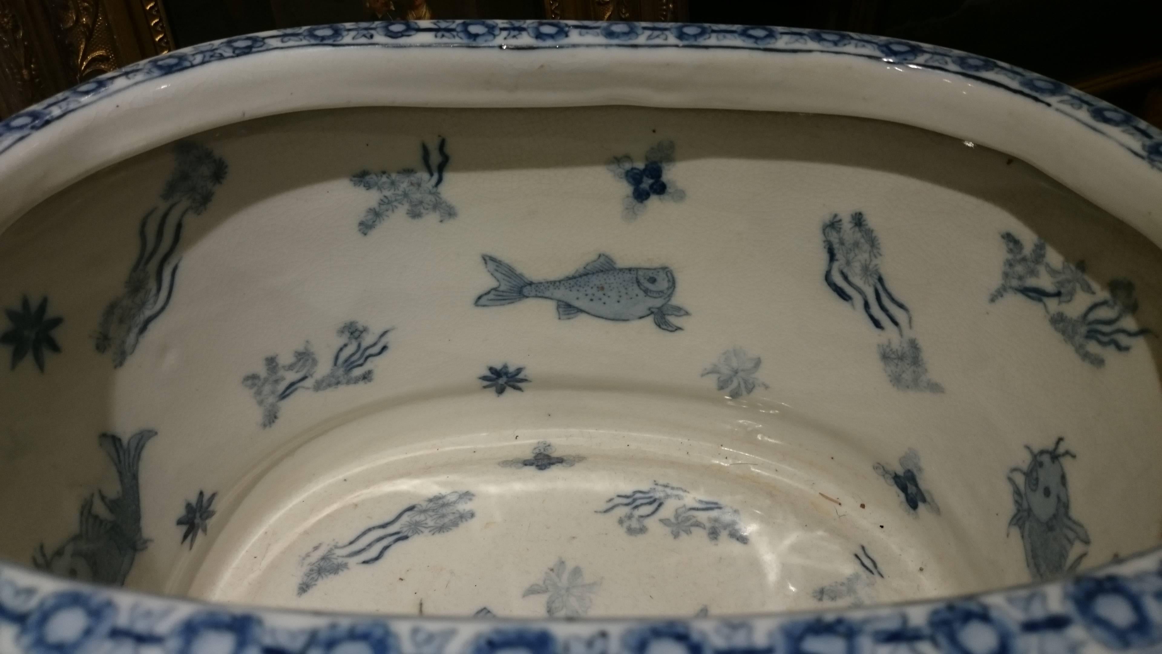 Early 19th Century Chinese Export Porcelain Punch Bowl or Wash Bowl In Excellent Condition In Gloucestershire, GB
