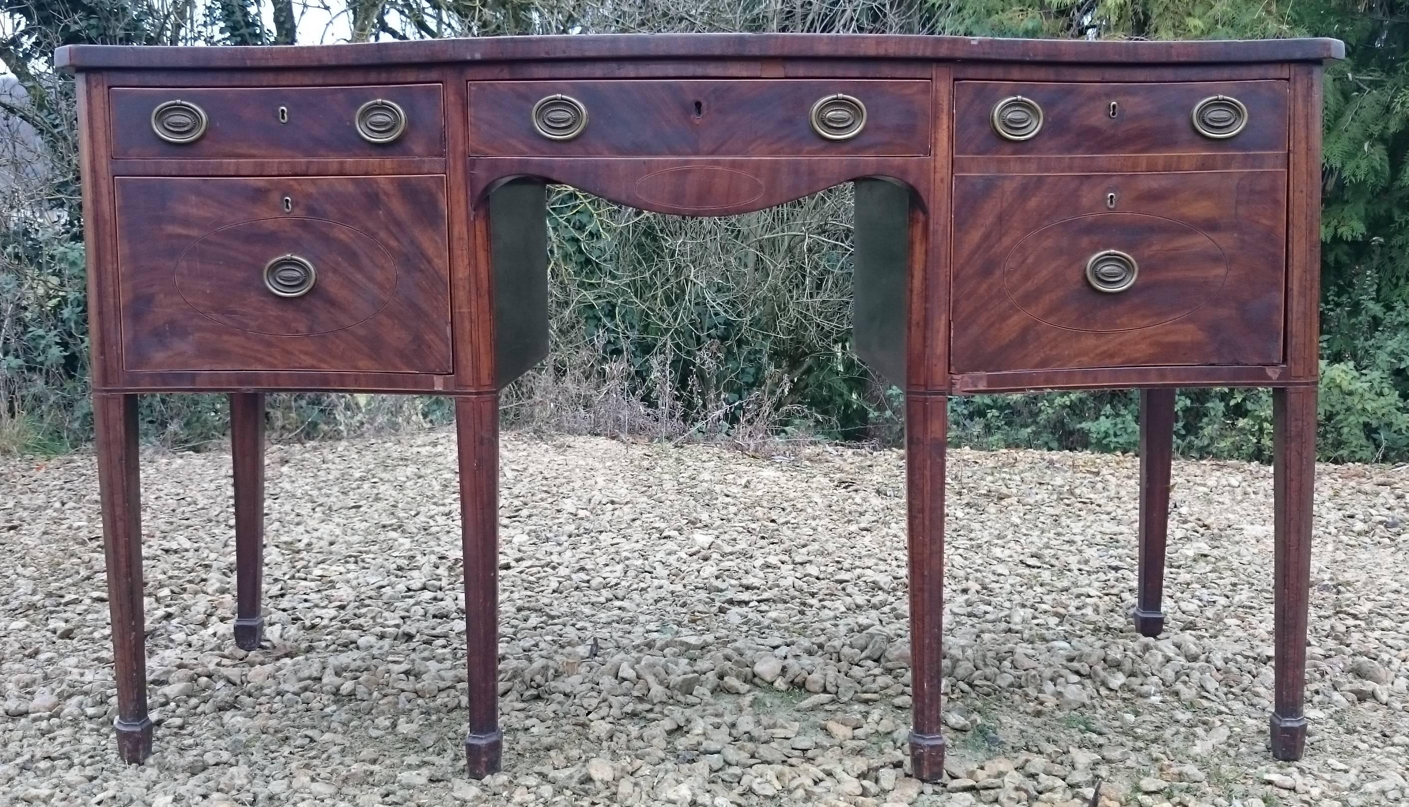 George III Mahogany Serpentine Front Sideboard In Excellent Condition For Sale In Gloucestershire, GB