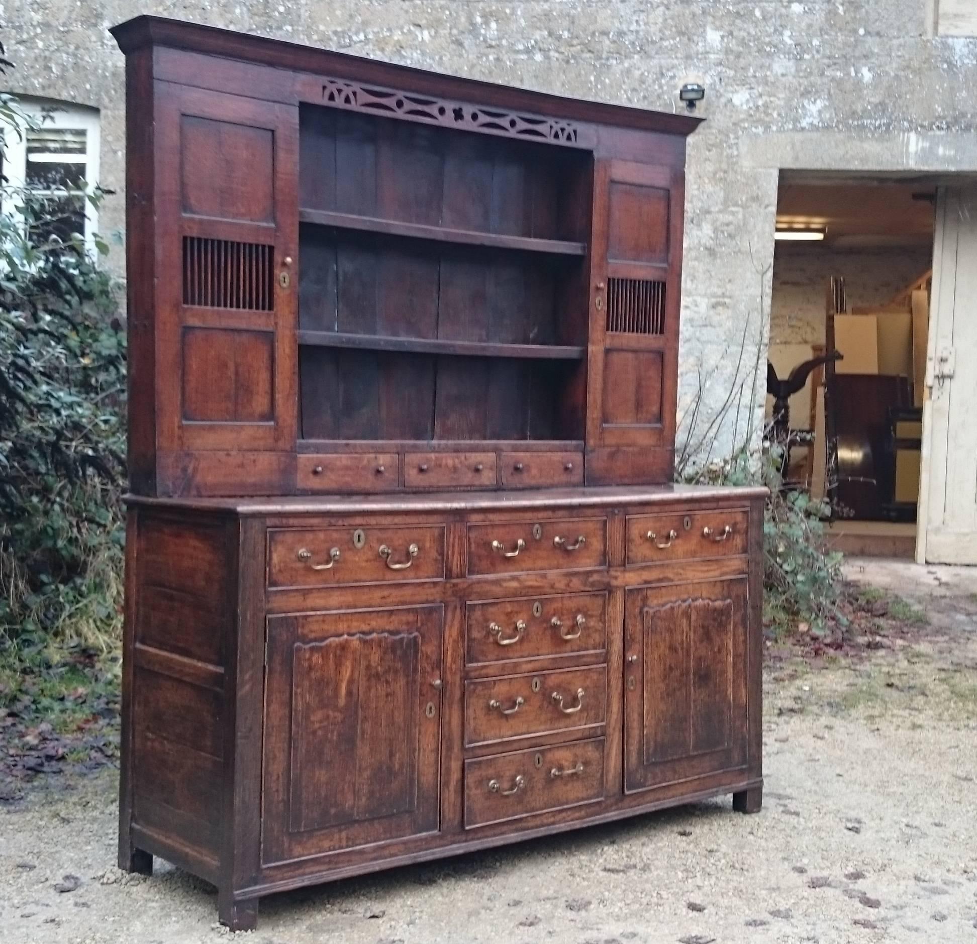 George II Period Mid-18th Century Antique Oak Dresser In Excellent Condition In Gloucestershire, GB