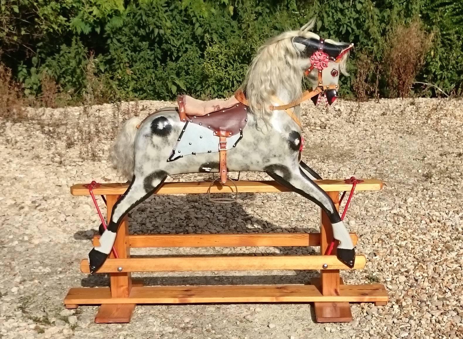 Handmade rocking horse in the 19th century manner.
Made in the UK by Collinson of Liverpool and originally bought in Harrods.

English 1986.

Measures: 46 cm / 18