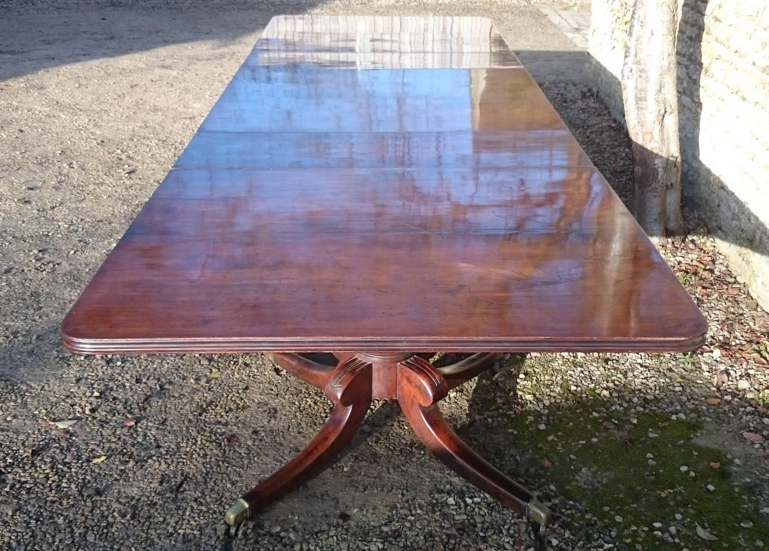 Large-Scale Important Antique 19th Century Irish Three-Pedestal Dining Table For Sale 2