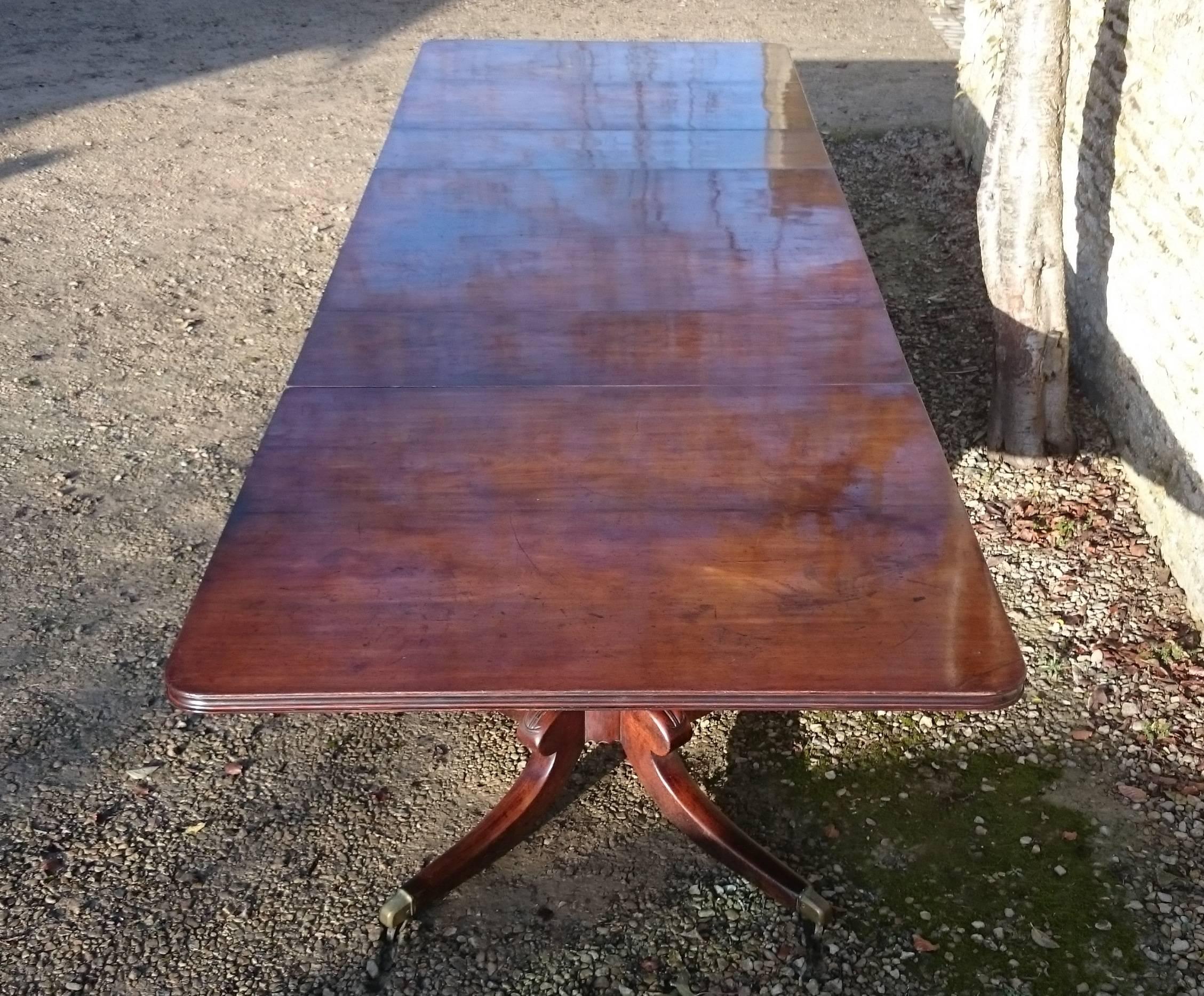 Large-Scale Important Antique 19th Century Irish Three-Pedestal Dining Table For Sale 1