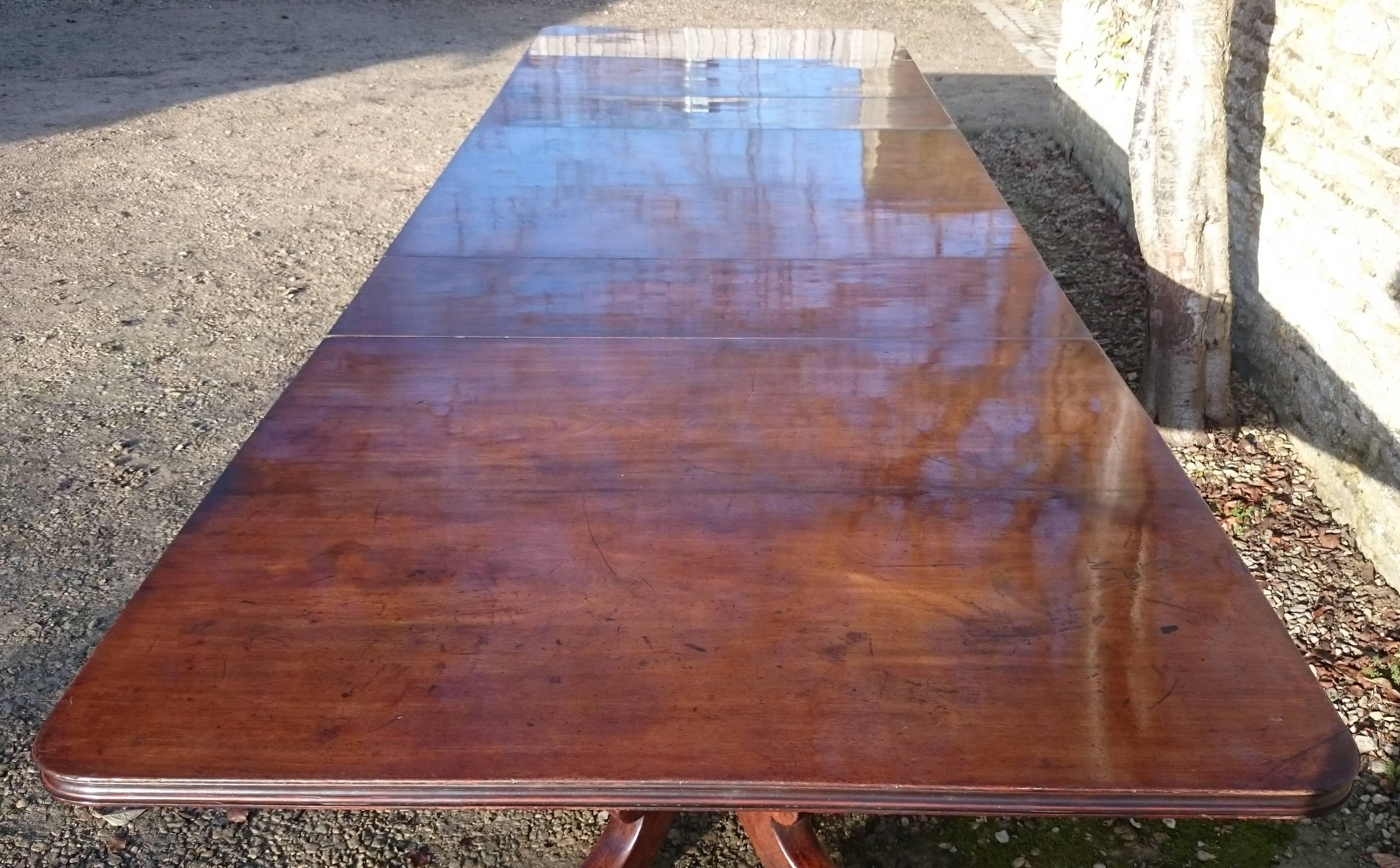 Large-Scale Important Antique 19th Century Irish Three-Pedestal Dining Table For Sale 3