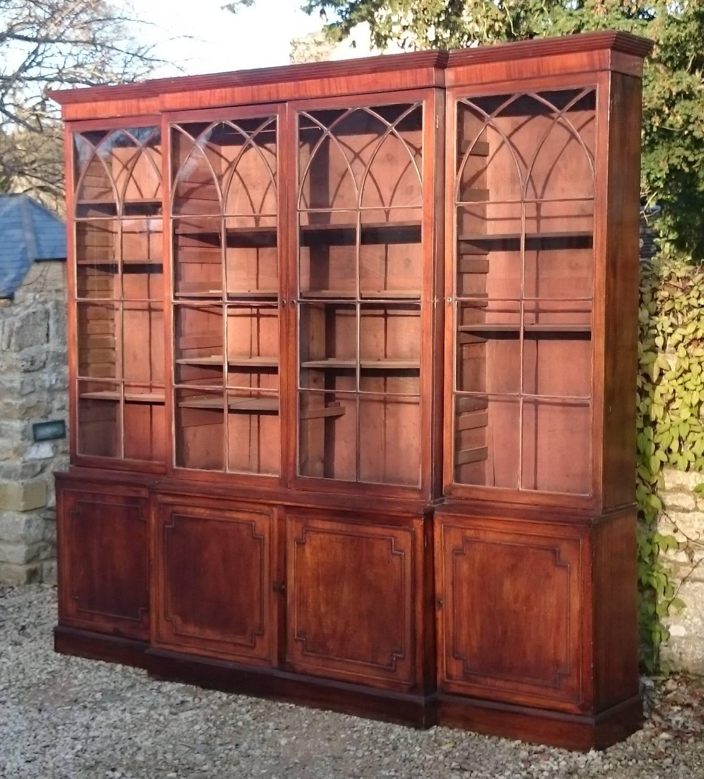 Large and Fine 18th Century George III Period Mahogany Breakfront Bookcase In Excellent Condition For Sale In Gloucestershire, GB