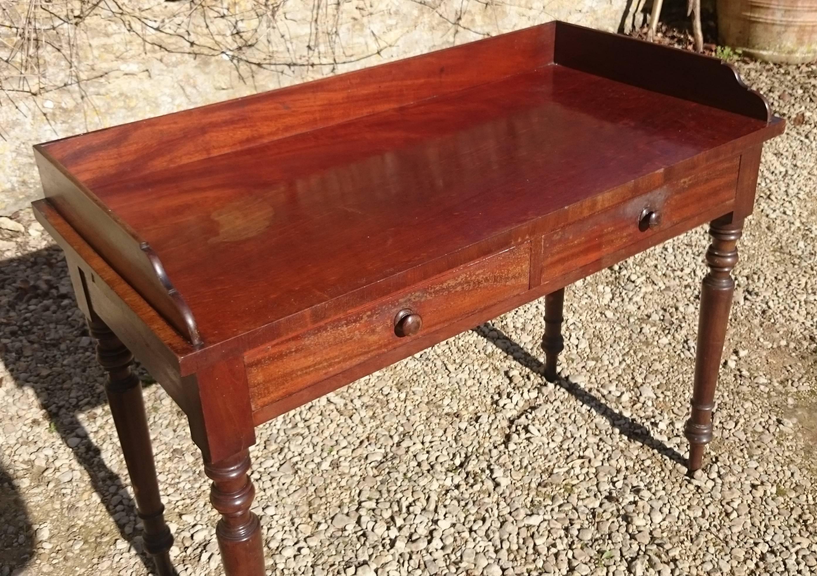 19th Century Mahogany Serving Table In Fair Condition For Sale In Gloucestershire, GB