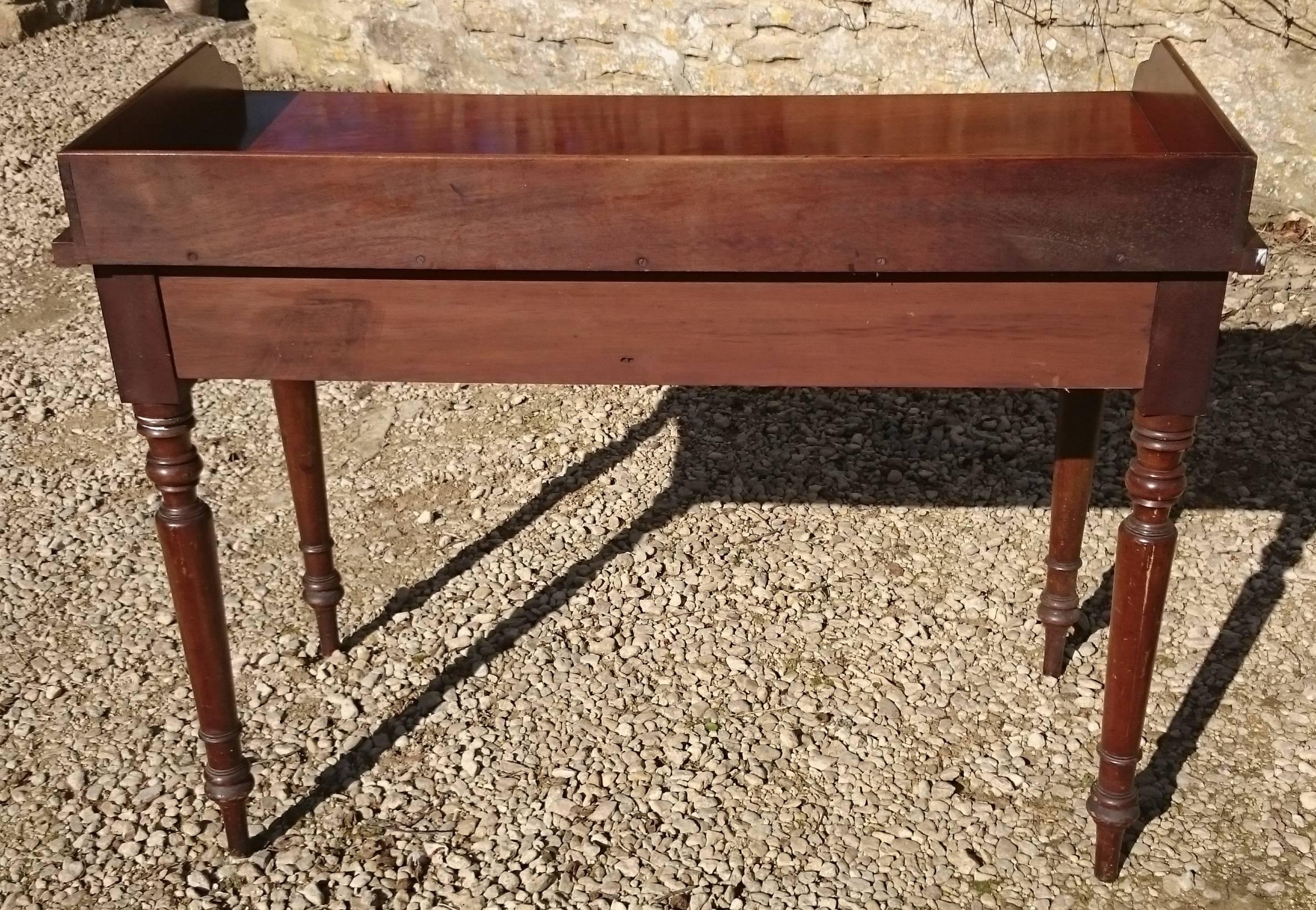 19th Century Mahogany Serving Table For Sale 2