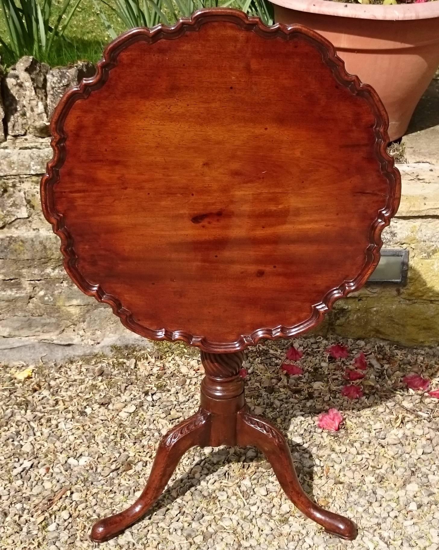 Important 19th Century Victorian Mahogany Wine Table after Thomas Chippendale 5