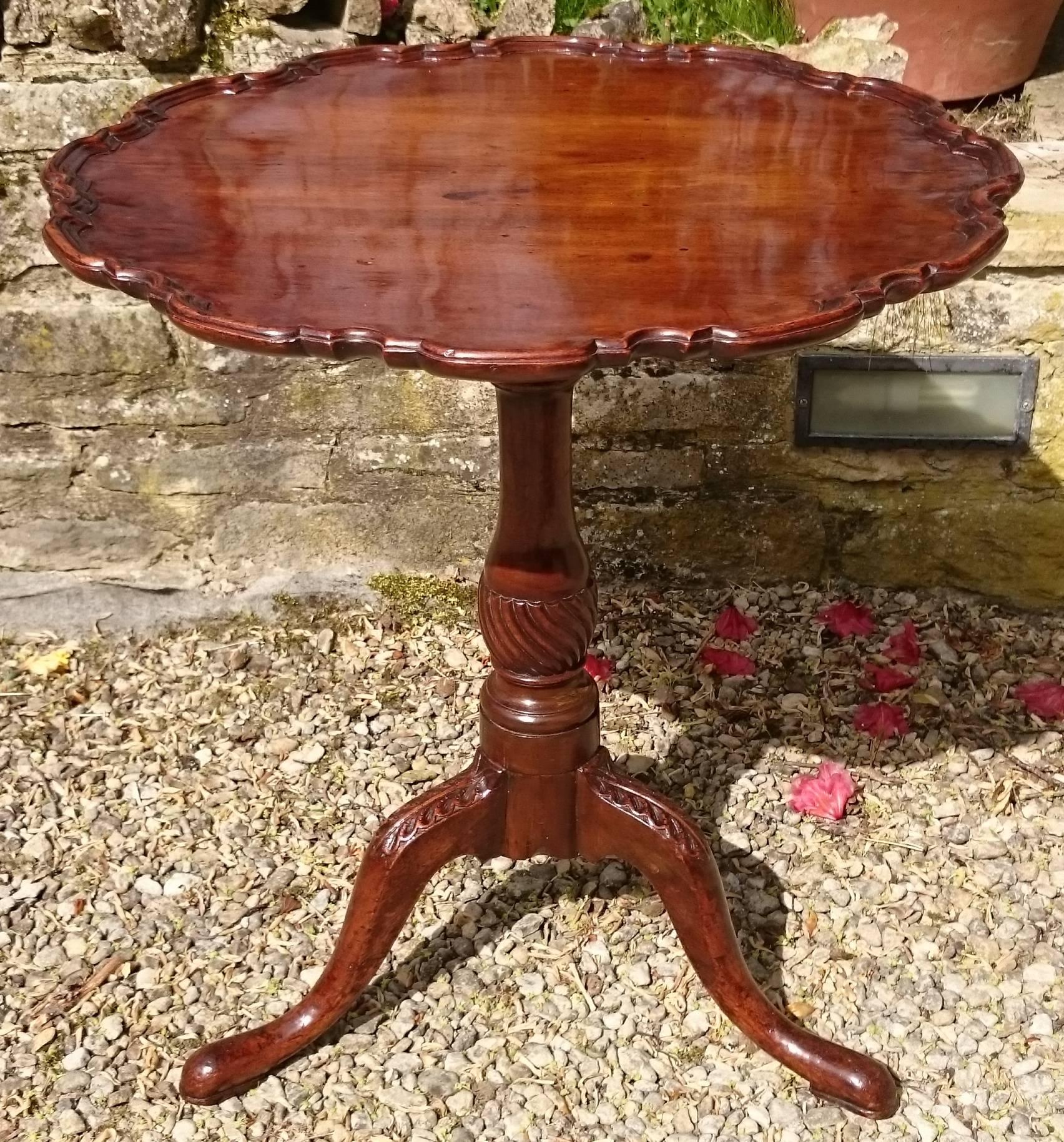Important 19th Century Victorian Mahogany Wine Table after Thomas Chippendale 1