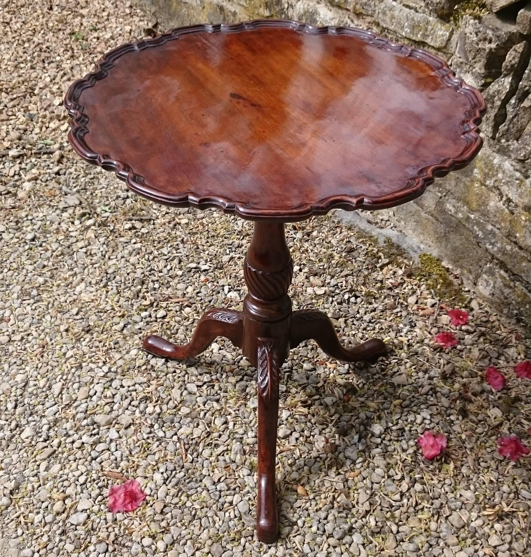 Important 19th Century Victorian Mahogany Wine Table after Thomas Chippendale In Excellent Condition In Gloucestershire, GB