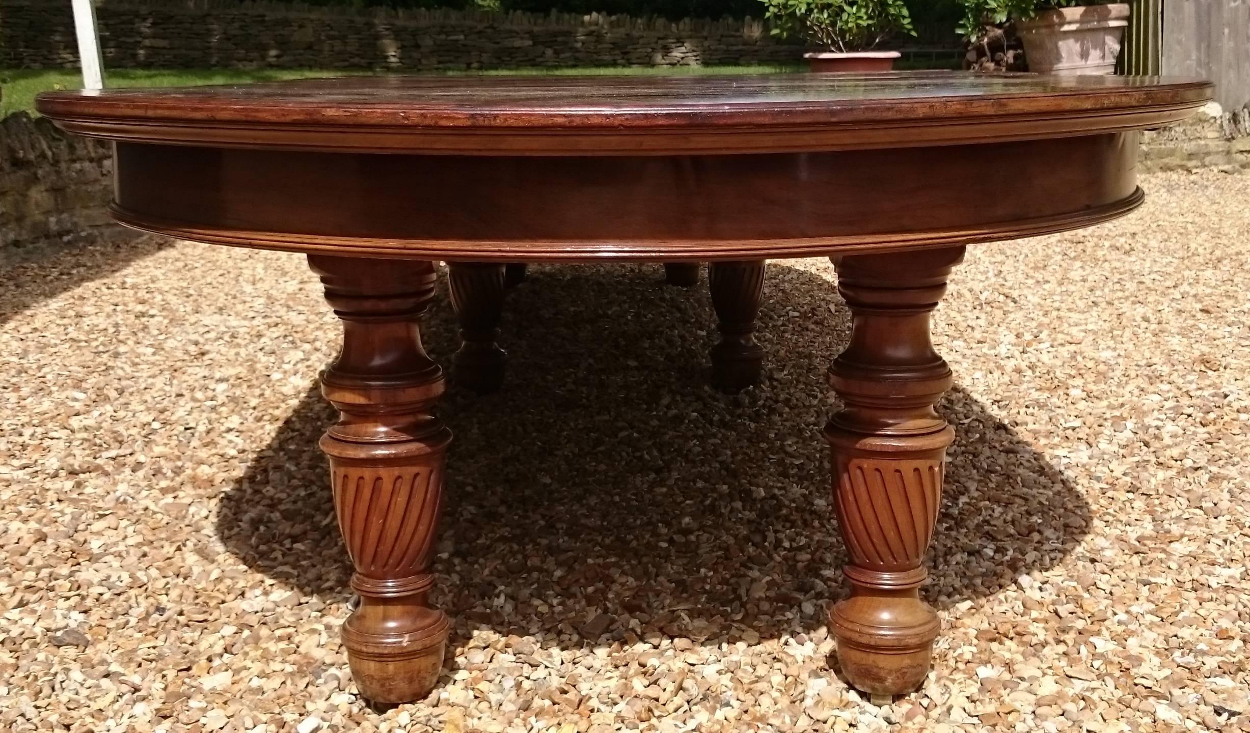 English Large 19th Century Mahogany Extending Antique Dining Table For Sale