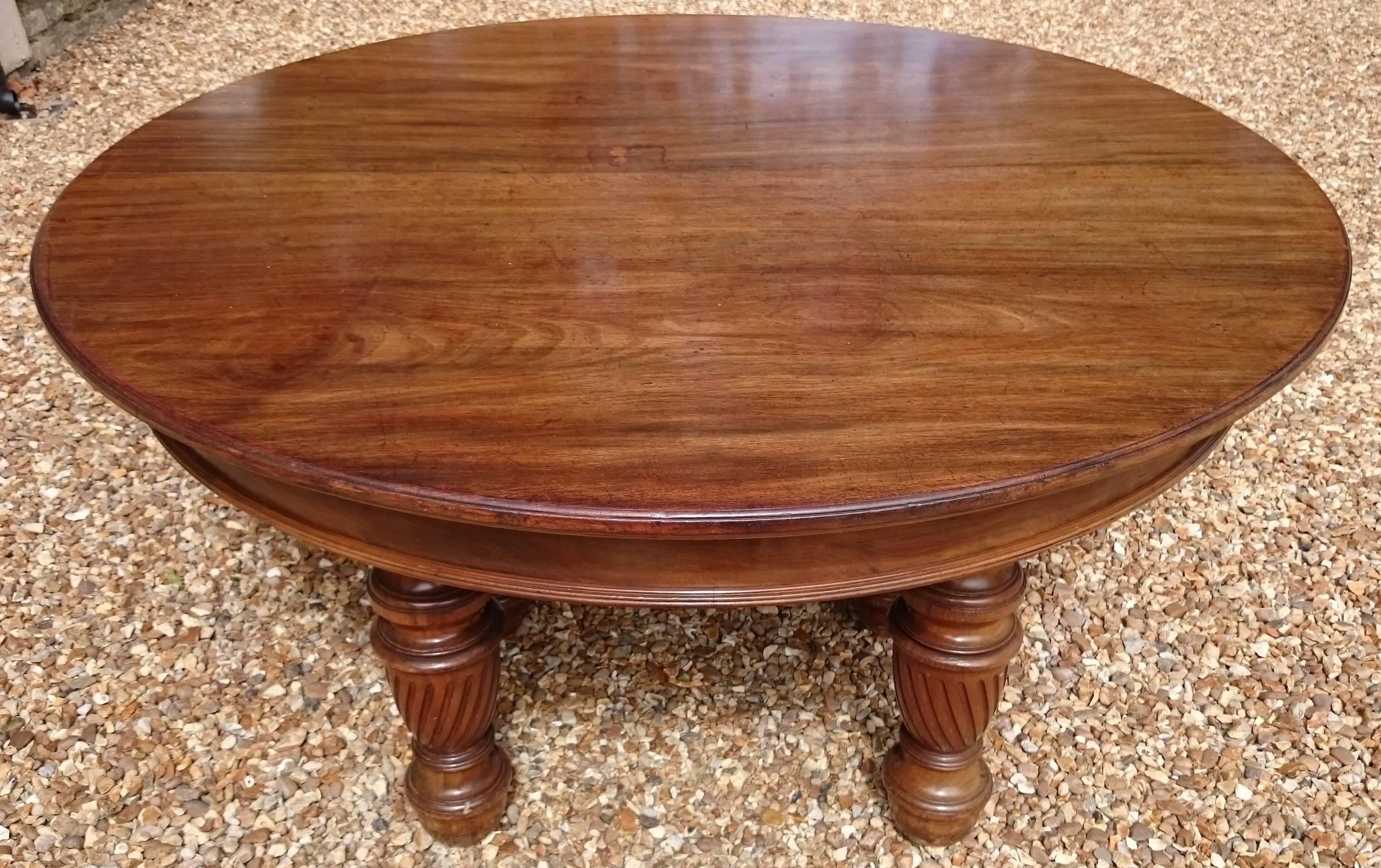 Large 19th Century Mahogany Extending Antique Dining Table In Good Condition For Sale In Gloucestershire, GB