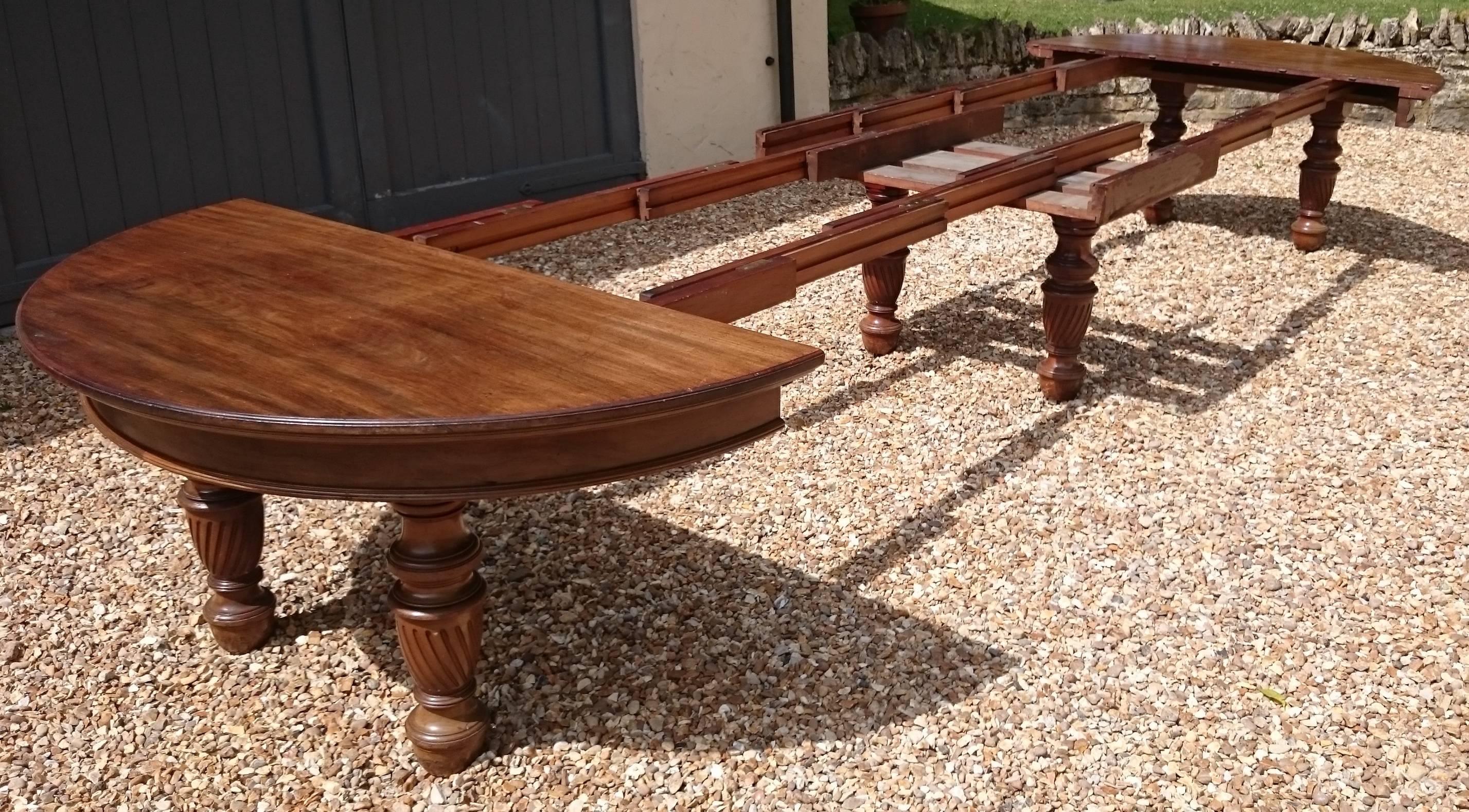 Large 19th Century Mahogany Extending Antique Dining Table For Sale 2