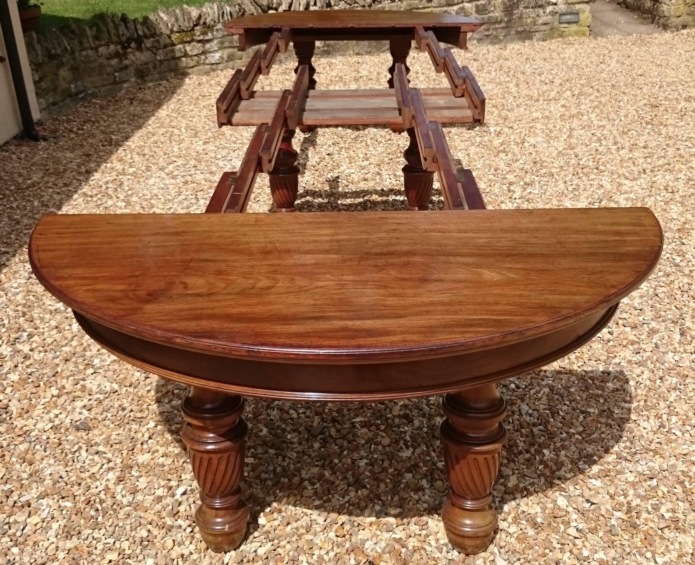 Large 19th Century Mahogany Extending Antique Dining Table For Sale 1