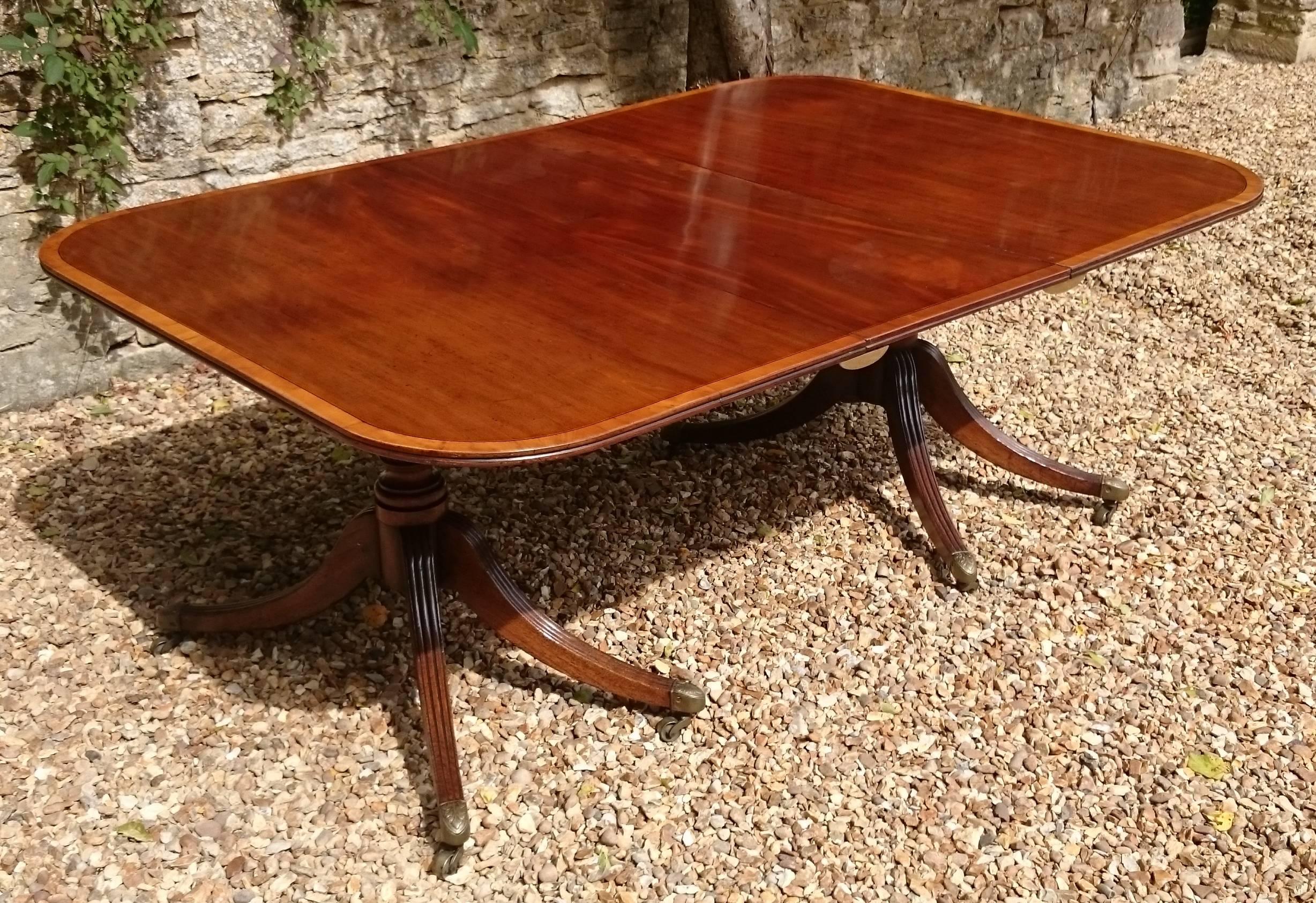 Very interesting antique dining table dating from the late George III period. This table has influences of the Regency about it so is something of a transitional piece. It has a slight Regency knee, reeded edge and reeding to the tops of the legs