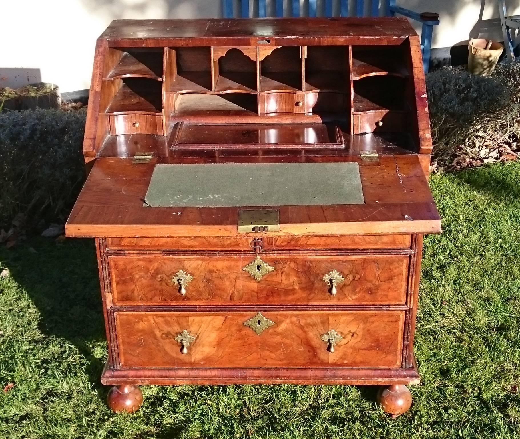 Early 18th Century Unusually Small George I Period Walnut Antique Bureau In Excellent Condition In Gloucestershire, GB