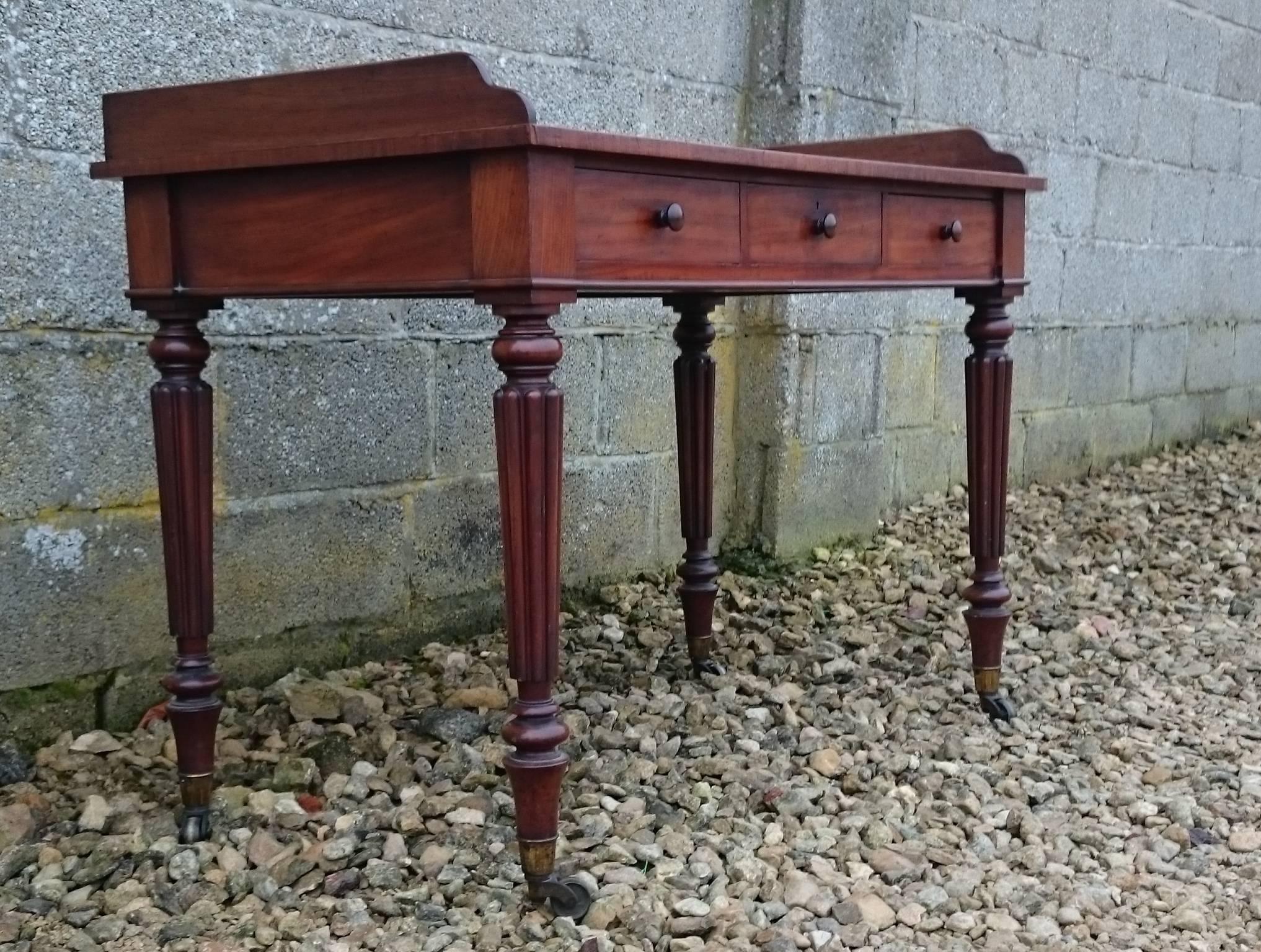 Early 19th Century Regency Mahogany Antique Gillow Serving or Dressing Table  In Excellent Condition In Gloucestershire, GB