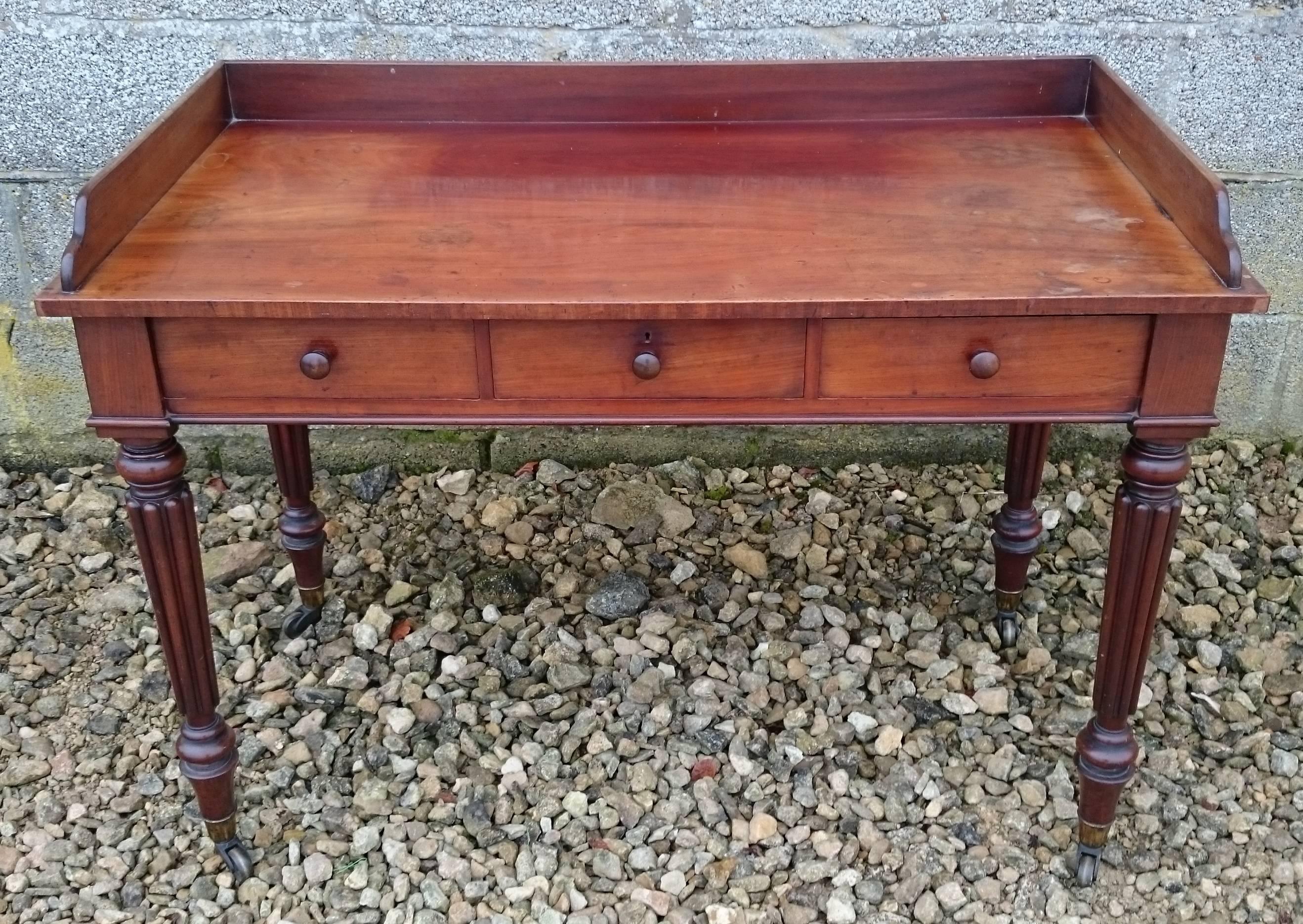 Early 19th century Regency mahogany antique dressing table or side table standing on the classic Gillow leg. This design of leg is found in the Gillow pattern books and the quality of the timber and construction is also very much Gillows. There are