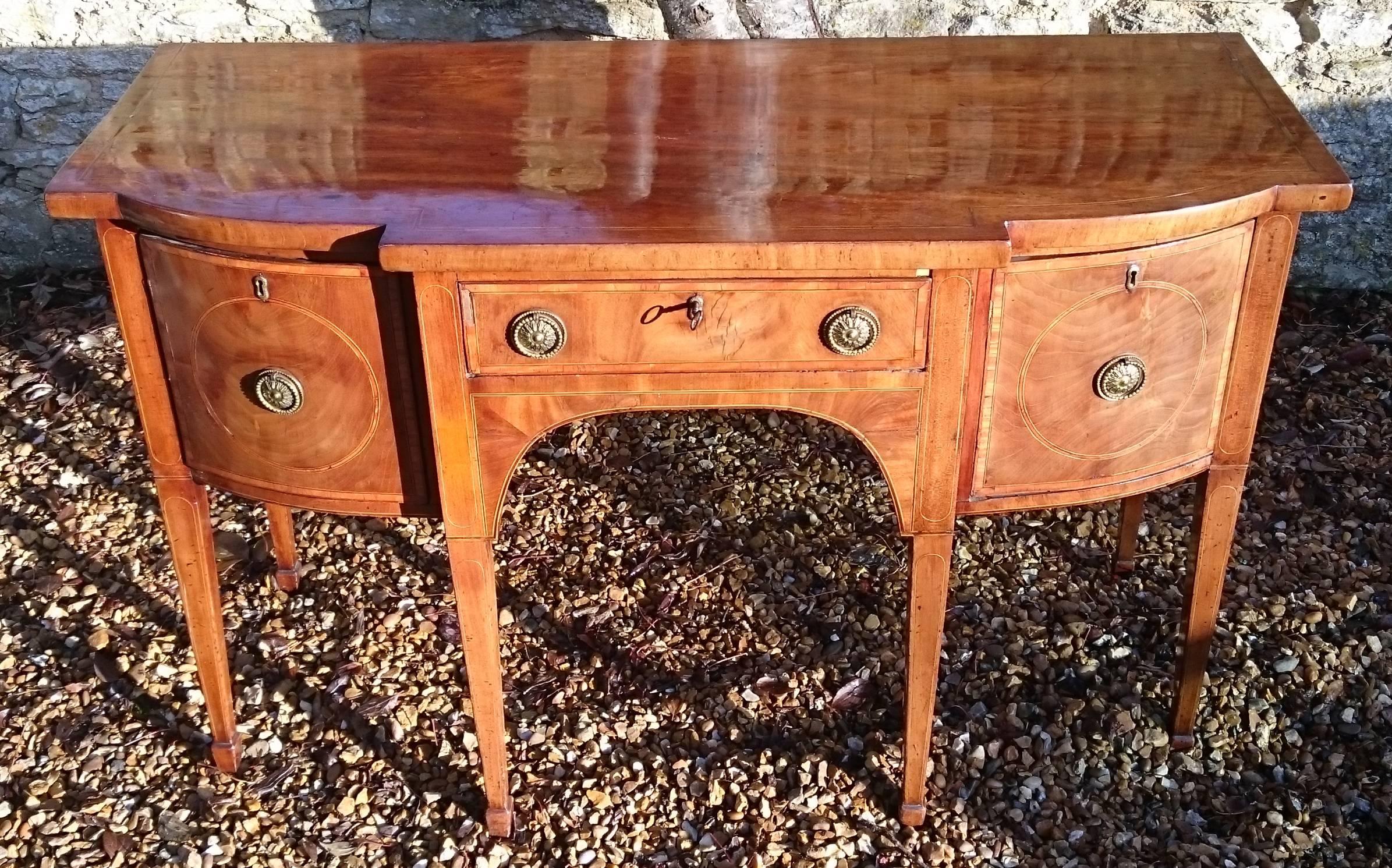 18th century George III period mahogany antique sideboard. This sideboard is made of a good cut of mahogany with interesting grain pattern which has faded to a desirable golden color. There is a great level of detail on this sideboard, there are